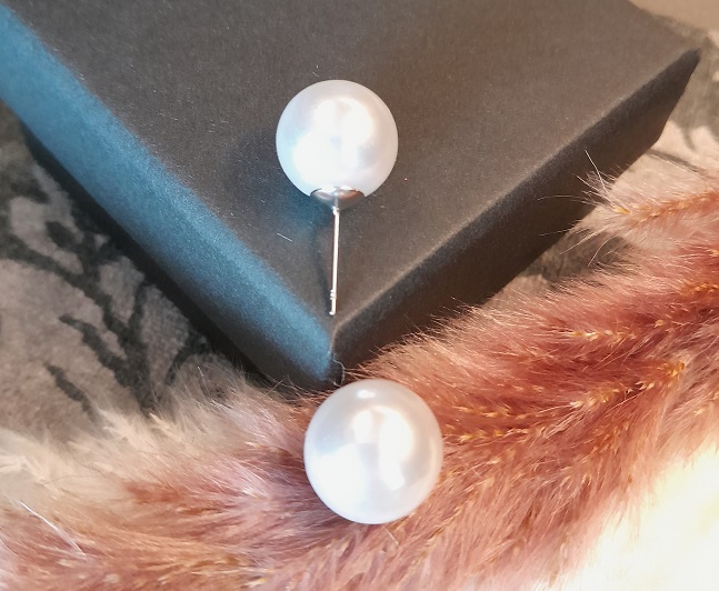 Ohrstecker mit Acrylperle in Weiß Ohrstecker mit Acrylperle in Weiß