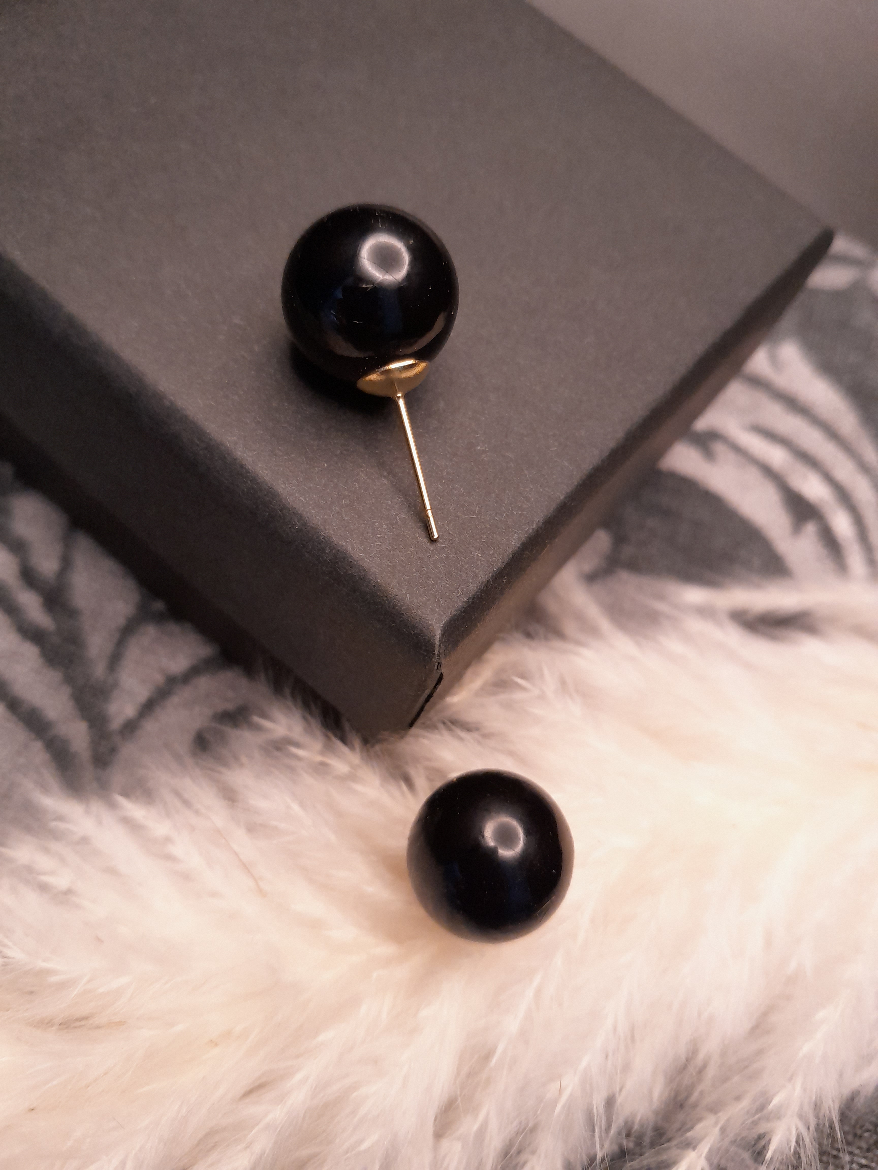 Ohrstecker mit Acrylperle in Schwarz Ohrstecker mit Acrylperle in Schwarz