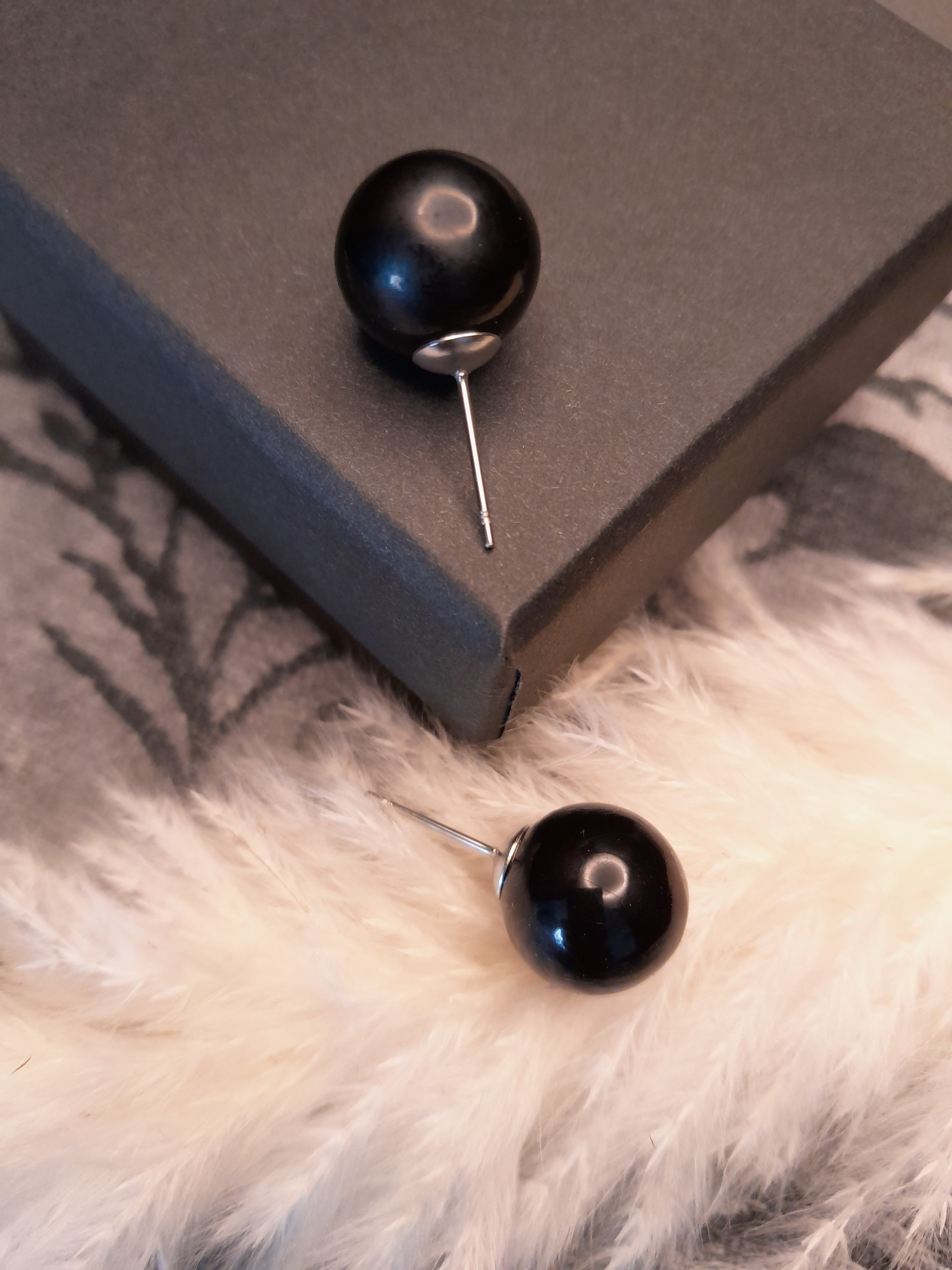 Ohrstecker mit Acrylperle in Schwarz mit silbernem Stecker Ohrstecker mit Acrylperle in Schwarz mit silbernem Stecker