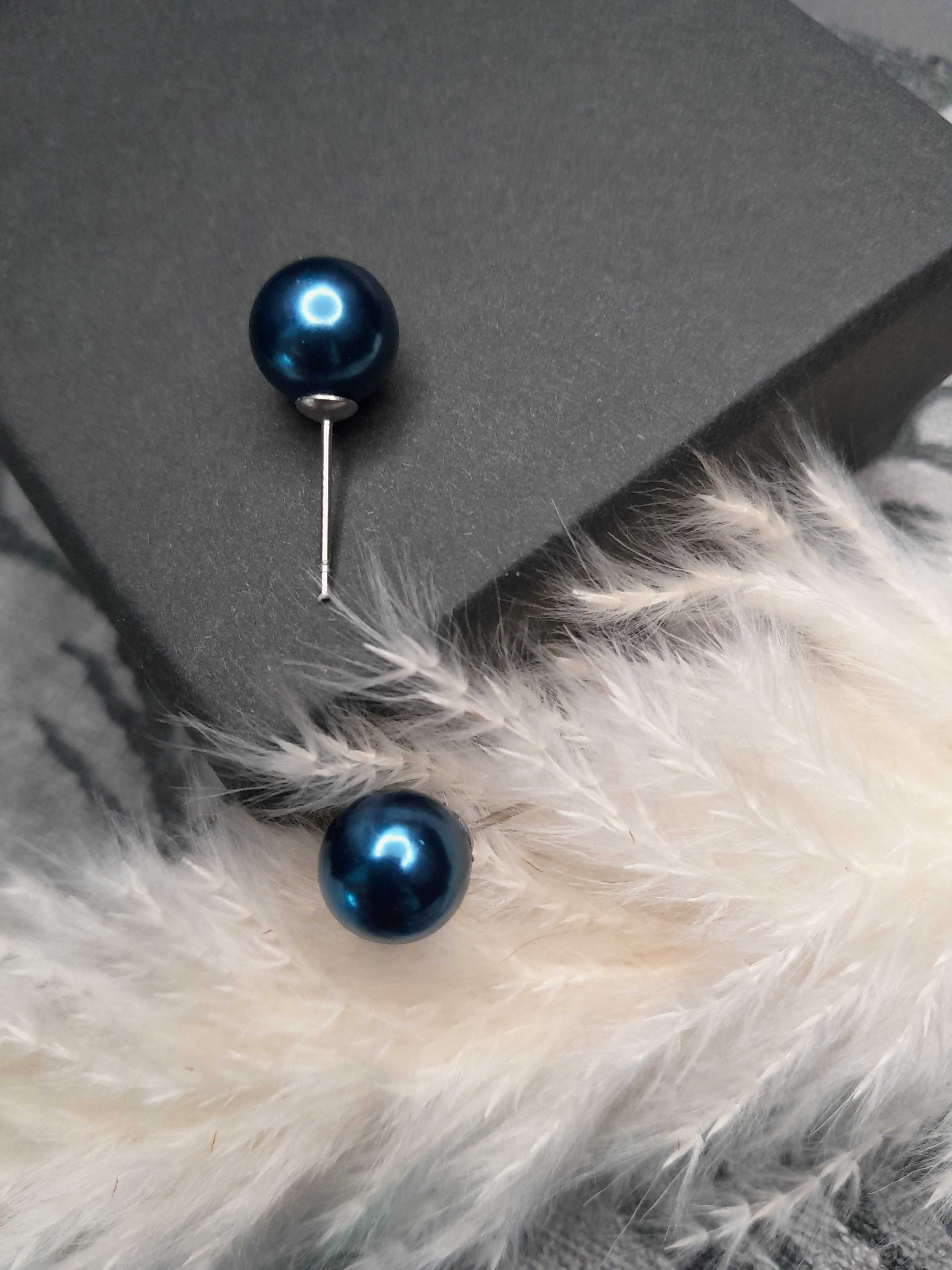 Ohrstecker mit Acrylperle in Schwarz-Blau Ohrstecker mit Acrylperle in Schwarz-Blau