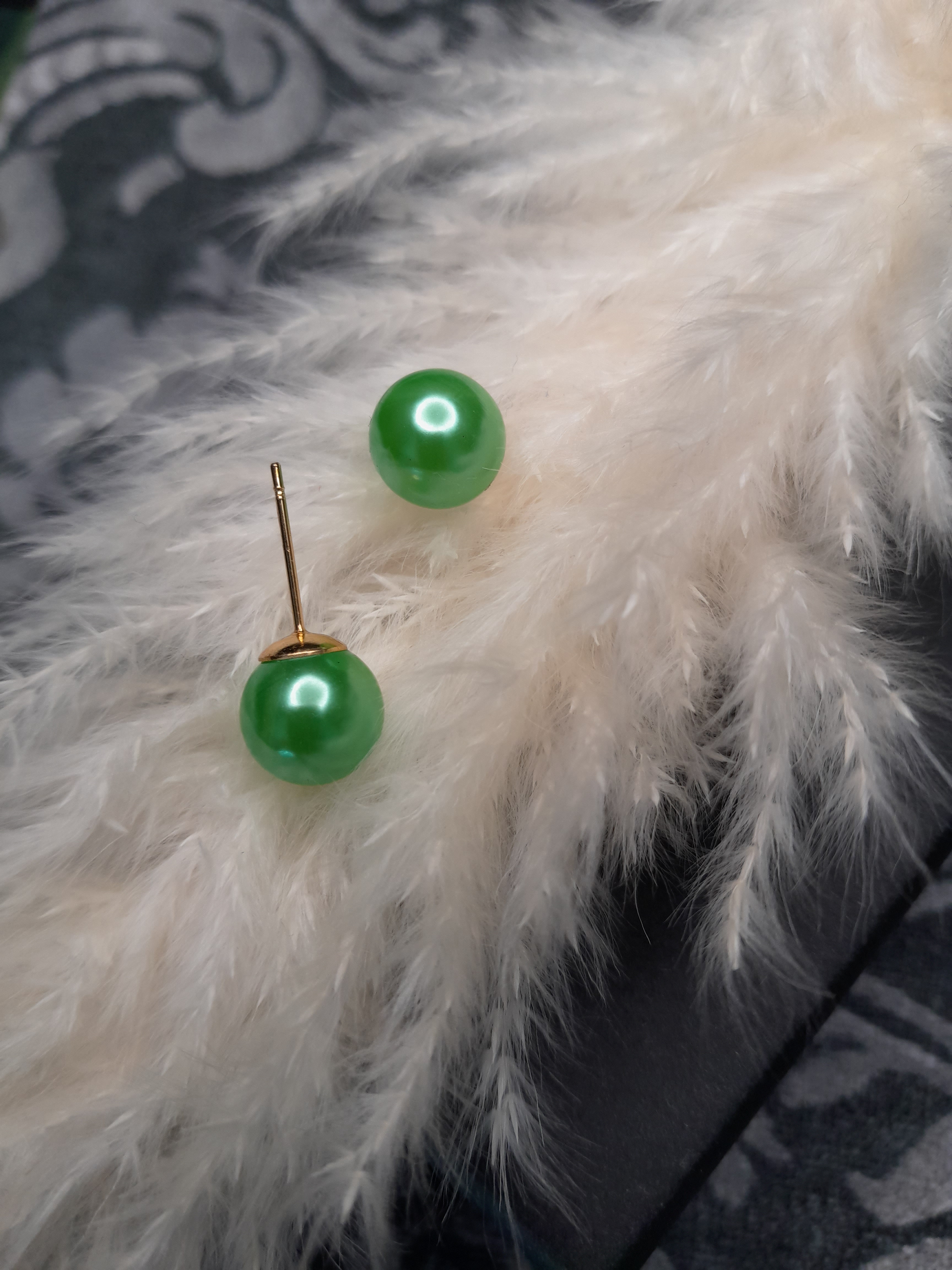 Ohrstecker mit Acrylperle in Hellgrün mit goldenem Stecker Ohrstecker mit Acrylperle in Hellgrün mit goldenem Stecker