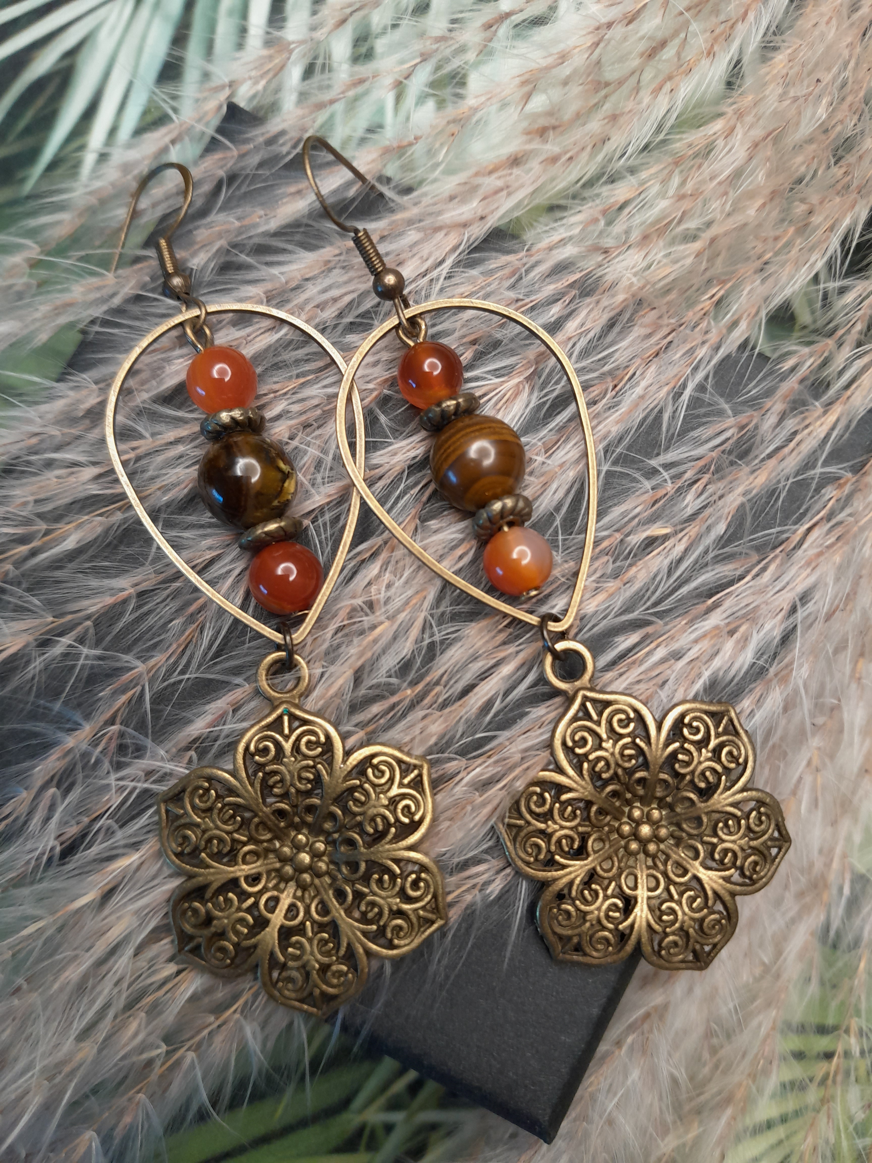 Ohrringe mit Tigerauge- und Achat-Perle Ohrringe mit Tigerauge- und Achat-Perle