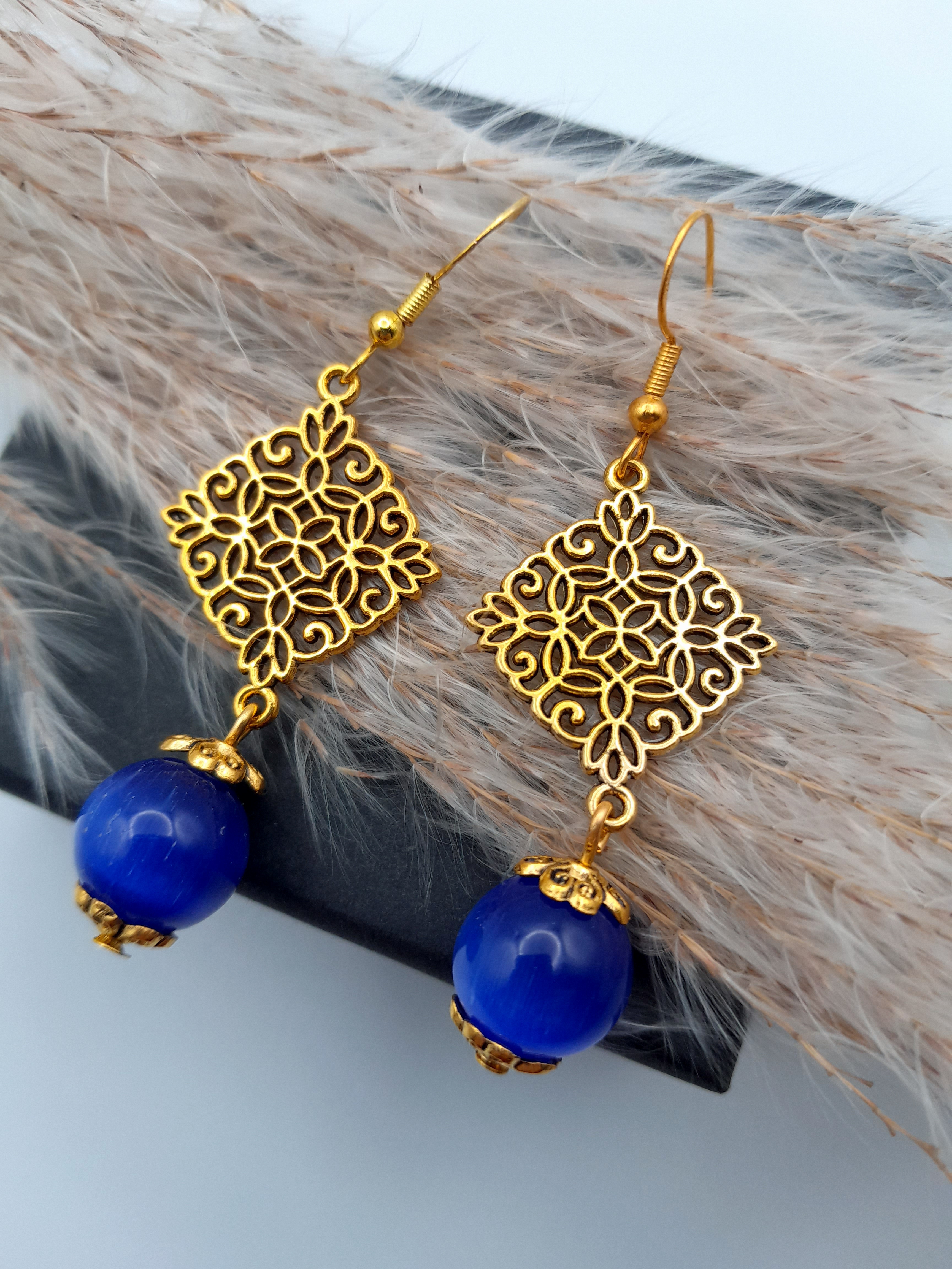 Ohrringe mit Glasperlen und Ornament Ohrringe mit Glasperlen und Ornament