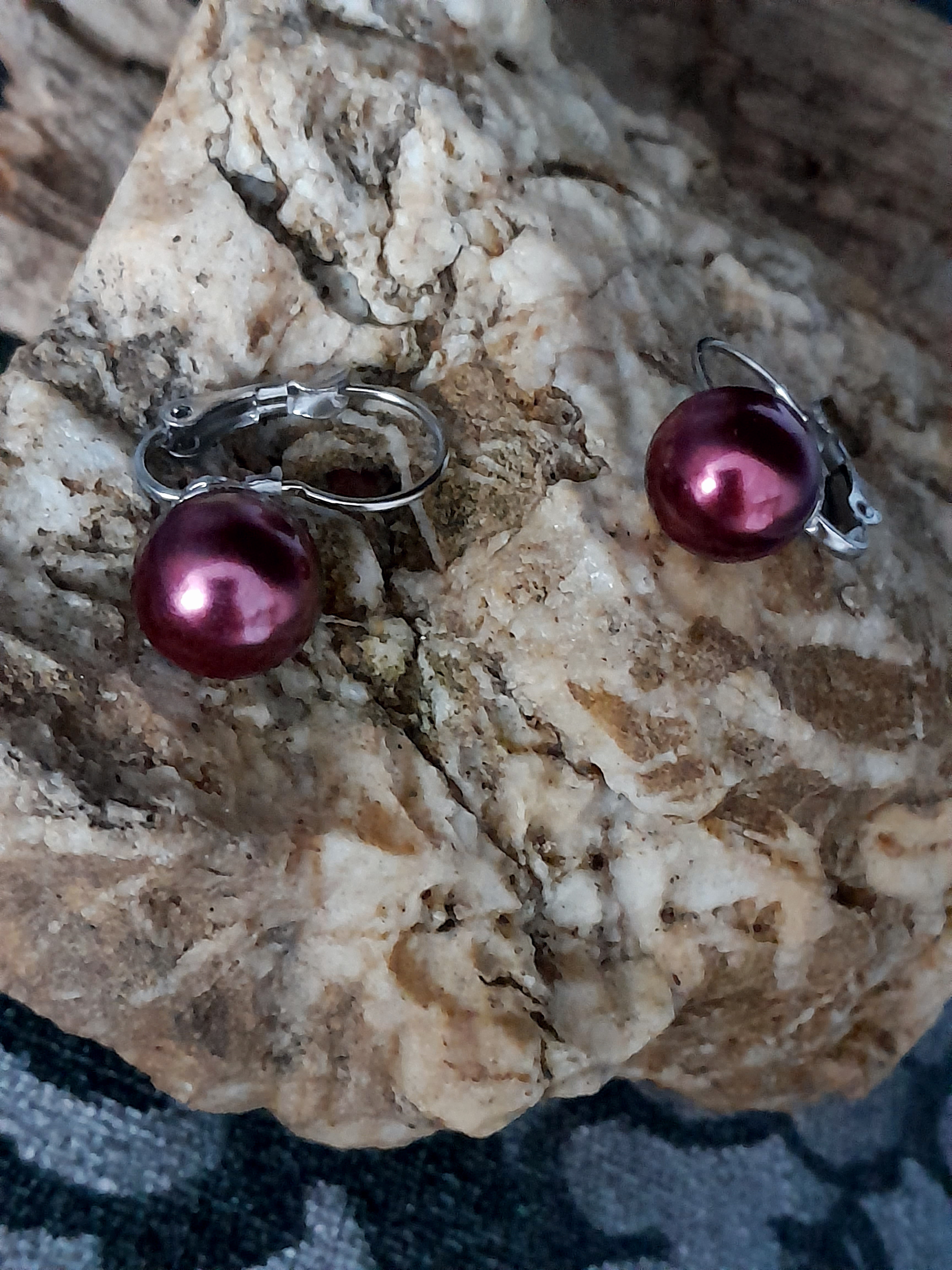 Brisuren mit Perle in Dunkelrot