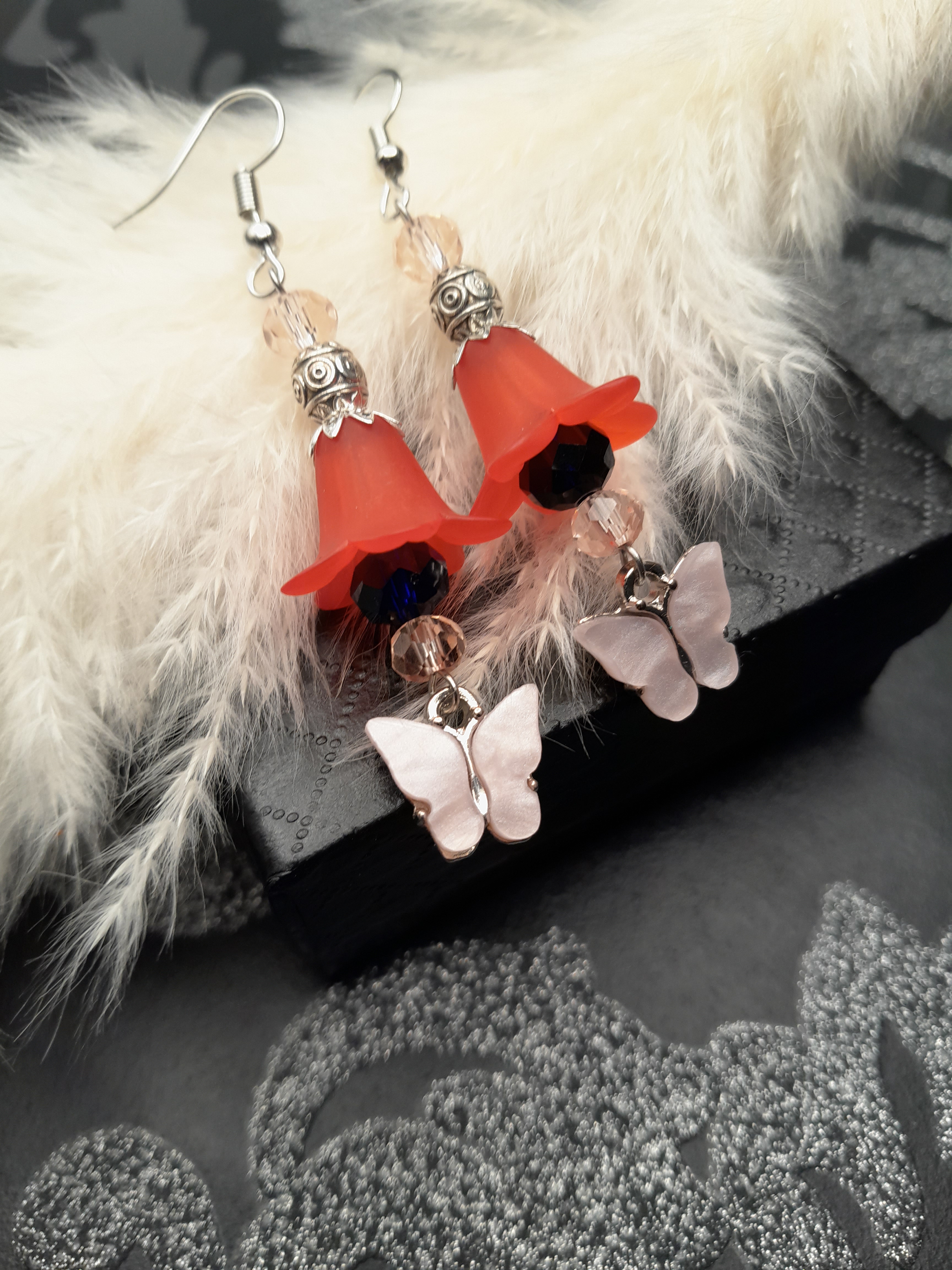 Blütenohrringe mit Schmetterling Blütenohrringe mit Schmetterling