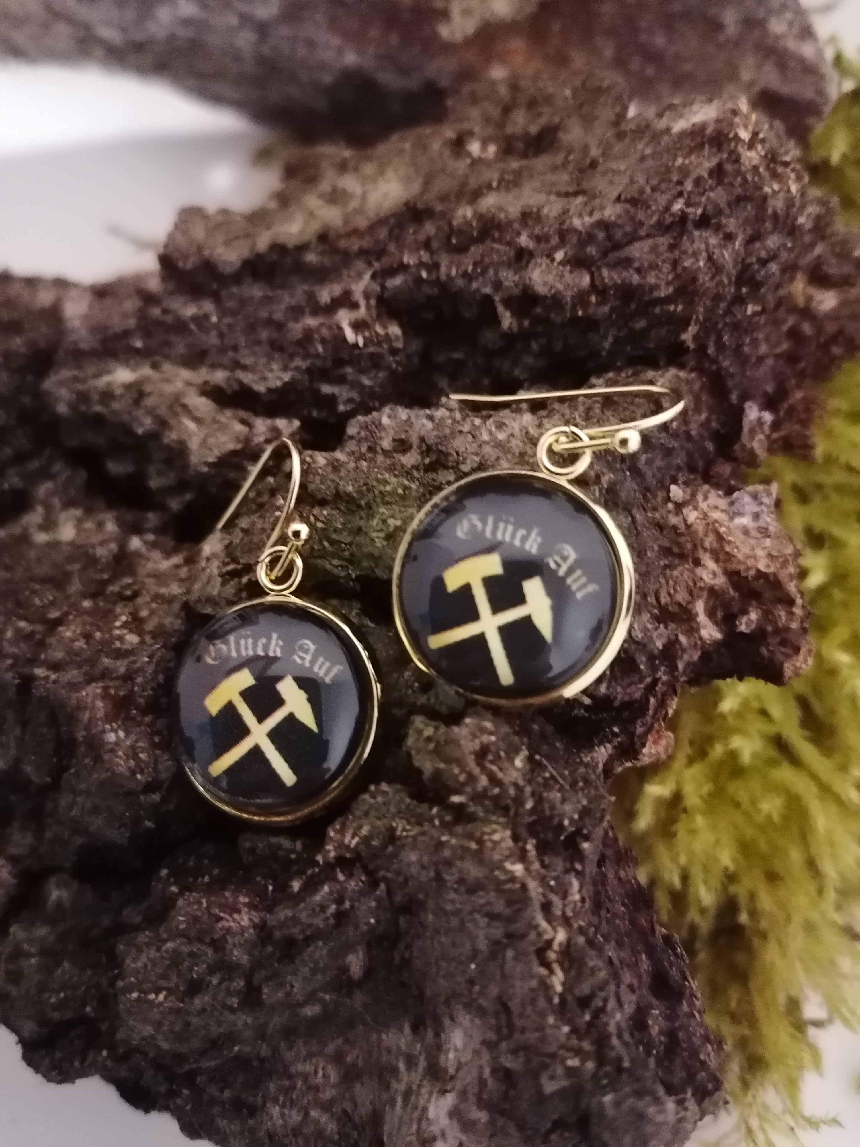 Ohrhaken mit Glück auf in schwarz/gold Ohrhaken mit Glück auf in schwarz/gold