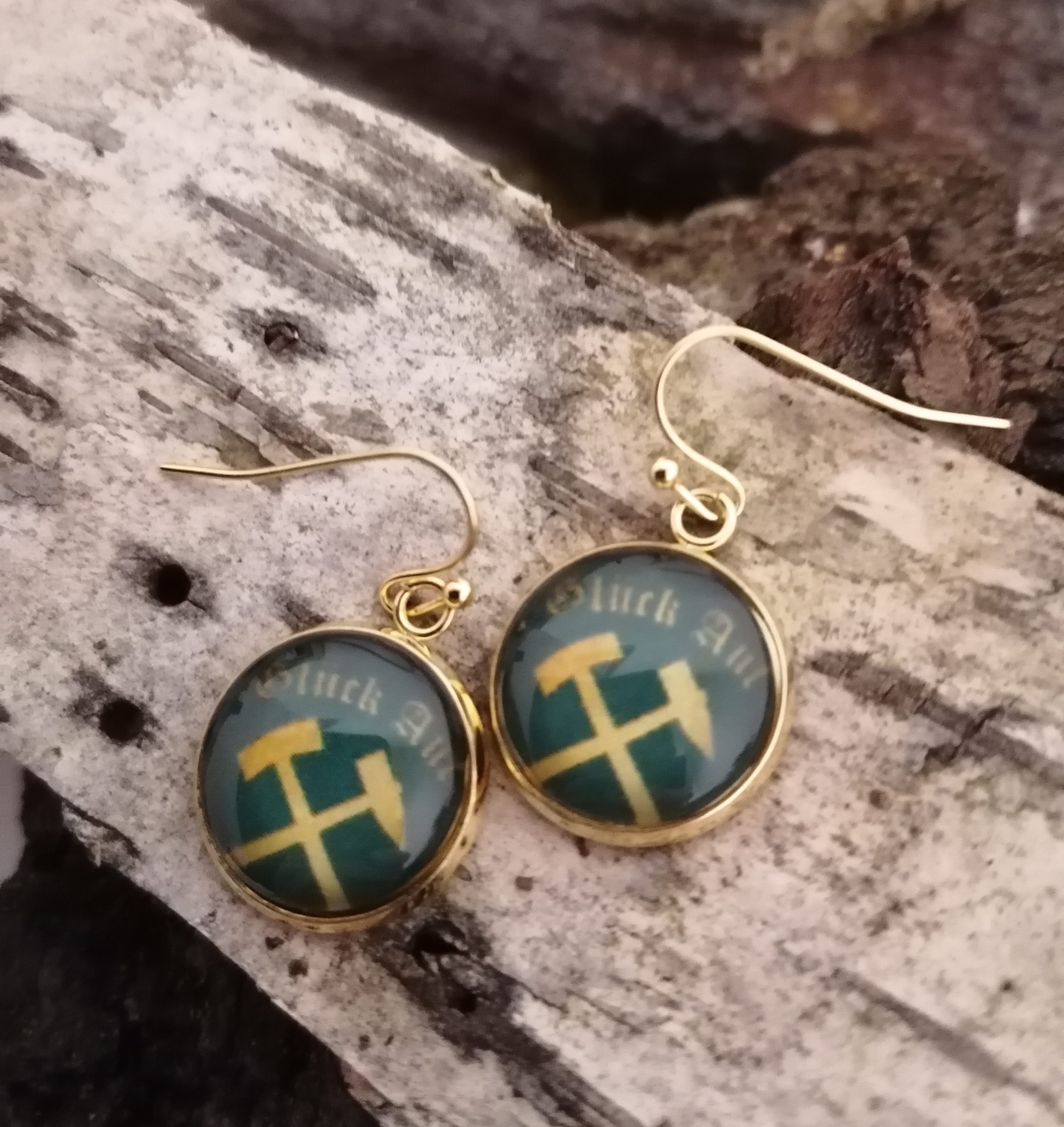 Ohrhaken mit Glück auf in grün/gold Ohrhaken mit Glück auf in grün/gold