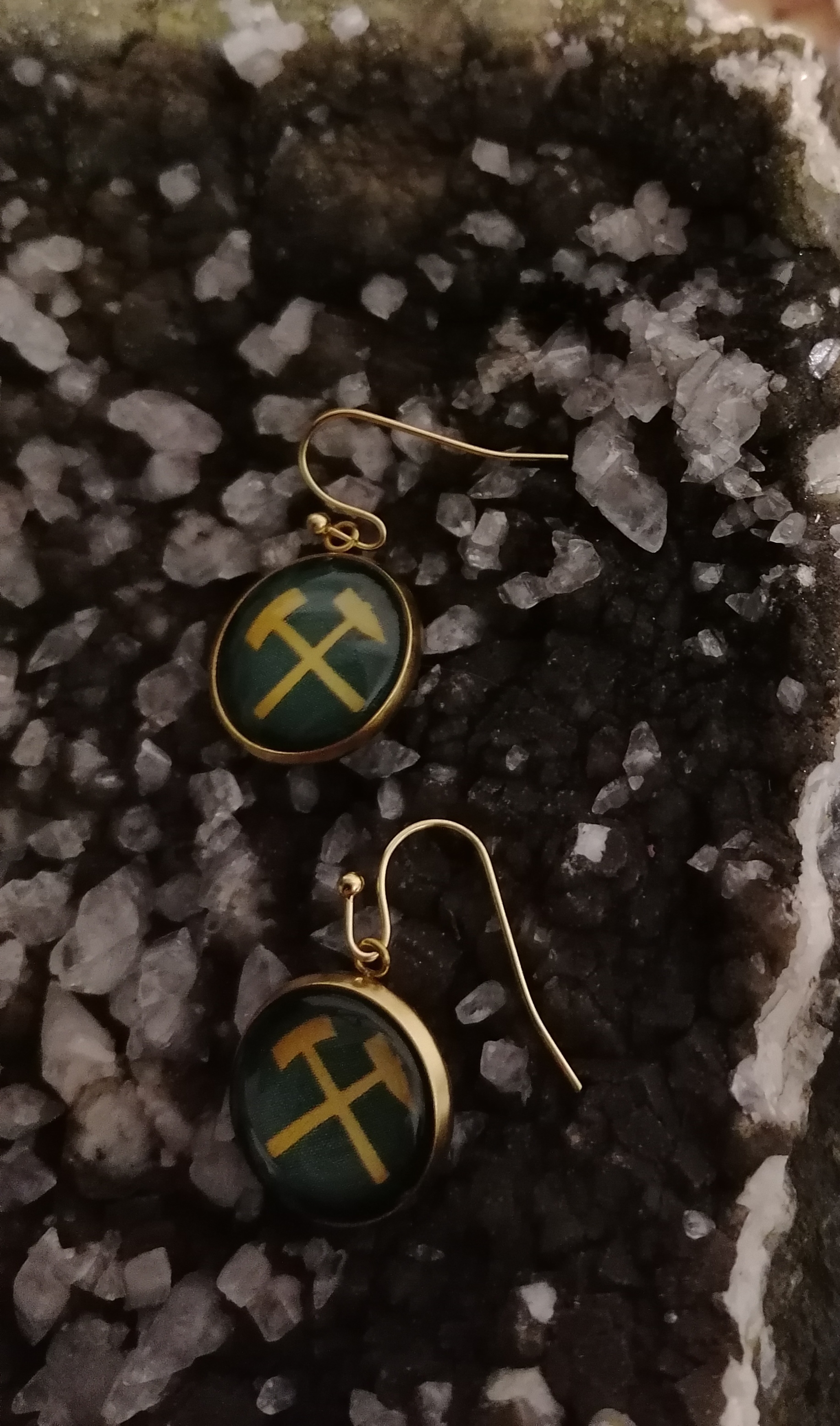 Ohrringe mit Schlägel & Eisen in grün/gold Ohrringe mit Schlägel & Eisen in grün/gold