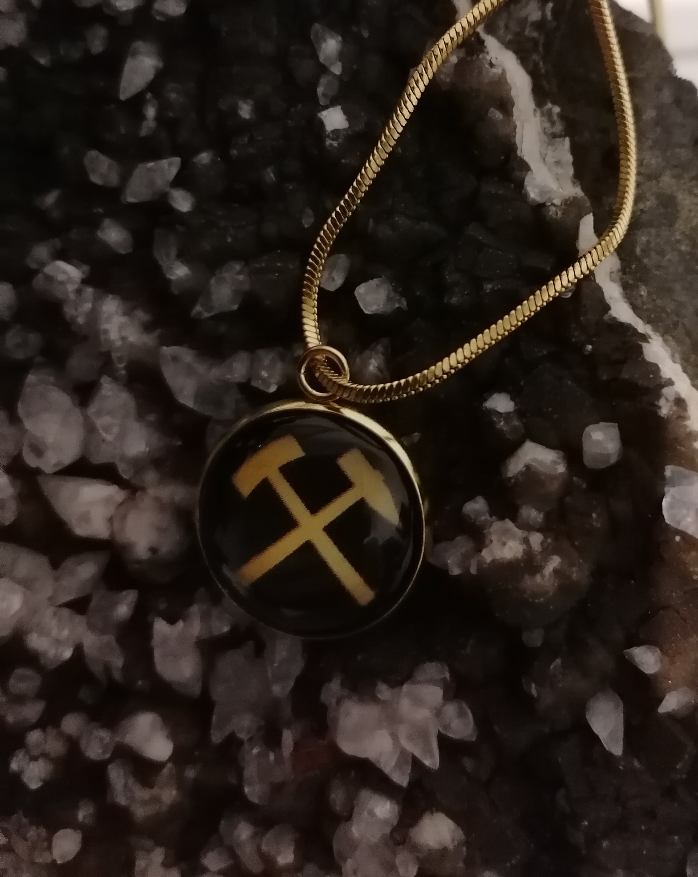 Halskette mit Schlägel & Eisen in schwarz/gold Halskette mit Schlägel & Eisen in schwarz/gold