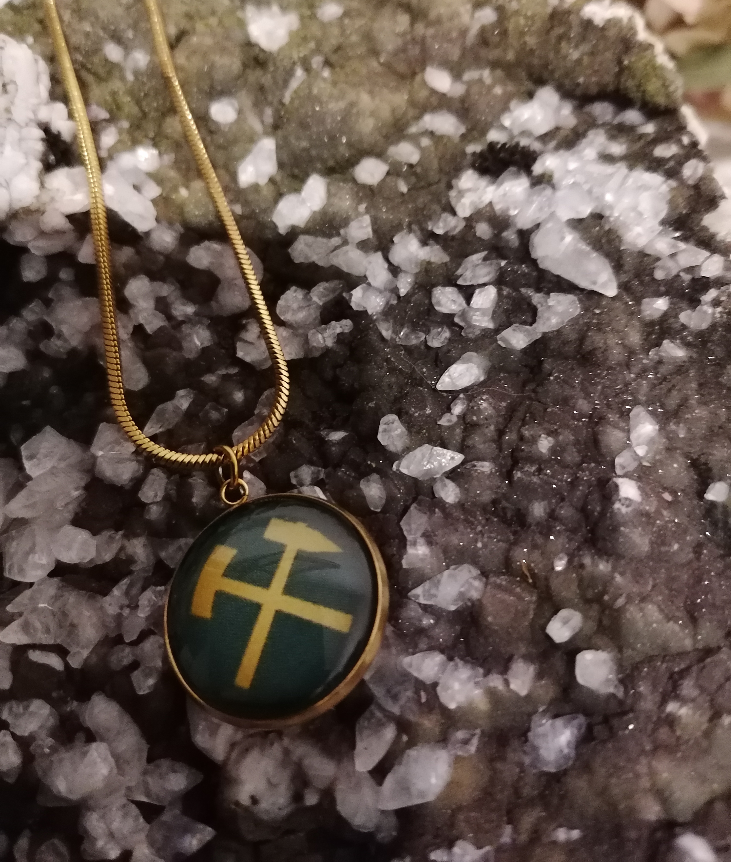 Halskette mit Schlägel & Eisen in grün/gold Halskette mit Schlägel & Eisen in grün/gold