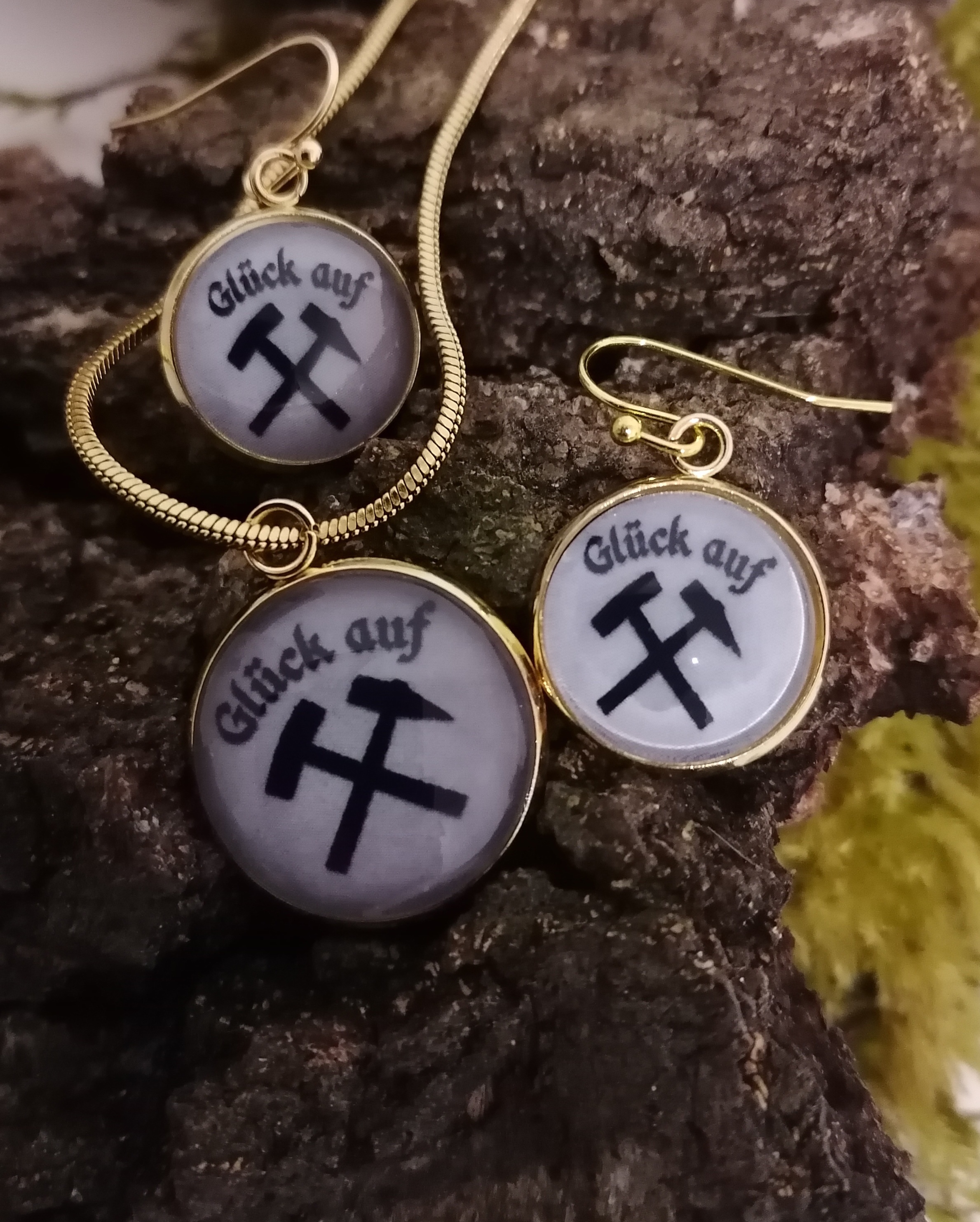 Set bestehend aus Ohrringen und Halskette Glück auf in grau/schwarz Set bestehend aus Ohrringen und Halskette Glück auf in grau/schwarz