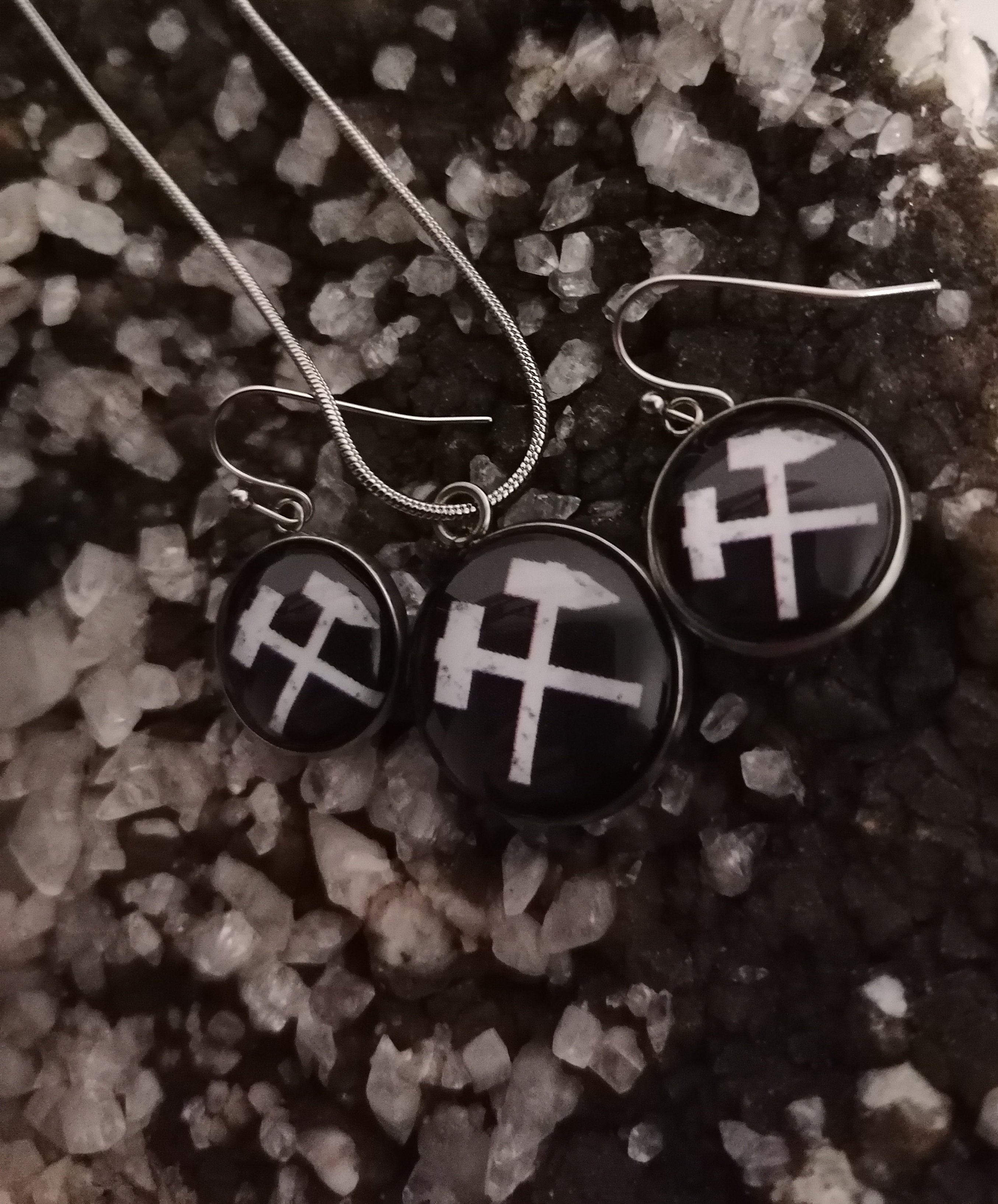 Set bestehend aus Ohrringen mit Halskette Schlägel & Eisen in schwarz/weiß Set bestehend aus Ohrringen mit Halskette Schlägel & Eisen in schwarz/weiß
