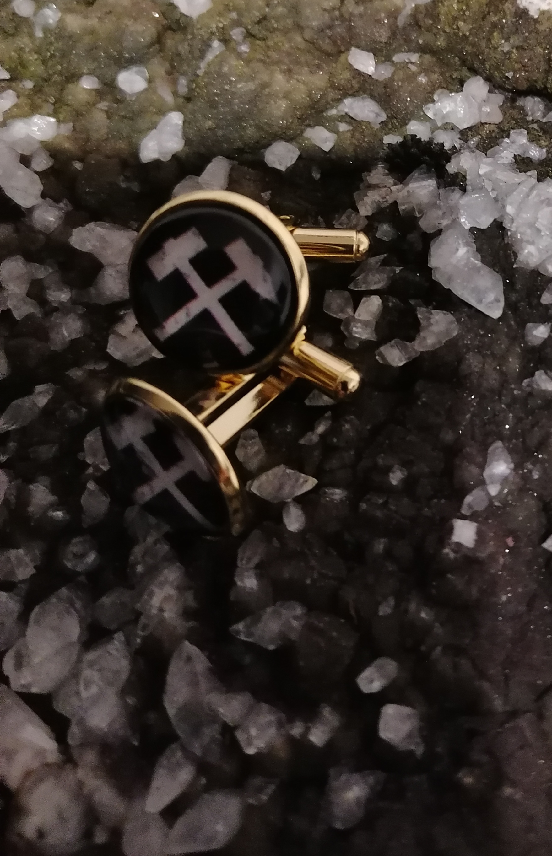 Manschettenknöpfe mit Schlägel & Eisen in schwarz/weiß Manschettenknöpfe mit Schlägel & Eisen in schwarz/weiß