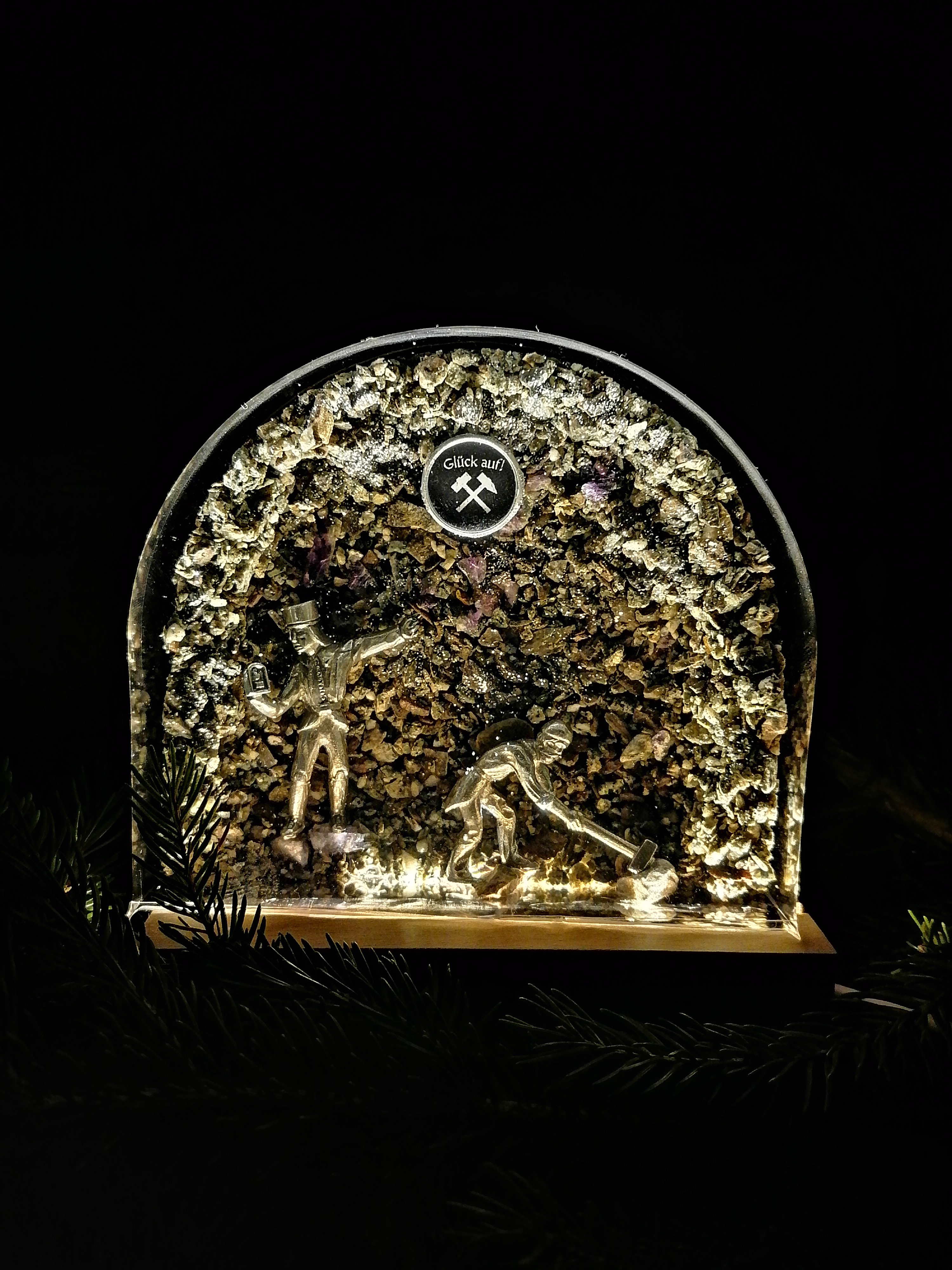 beleuchtetes Bergwerk aus Epoxidharz mit 2 Zinnfiguren beleuchtetes Bergwerk aus Epoxidharz mit 2 Zinnfiguren