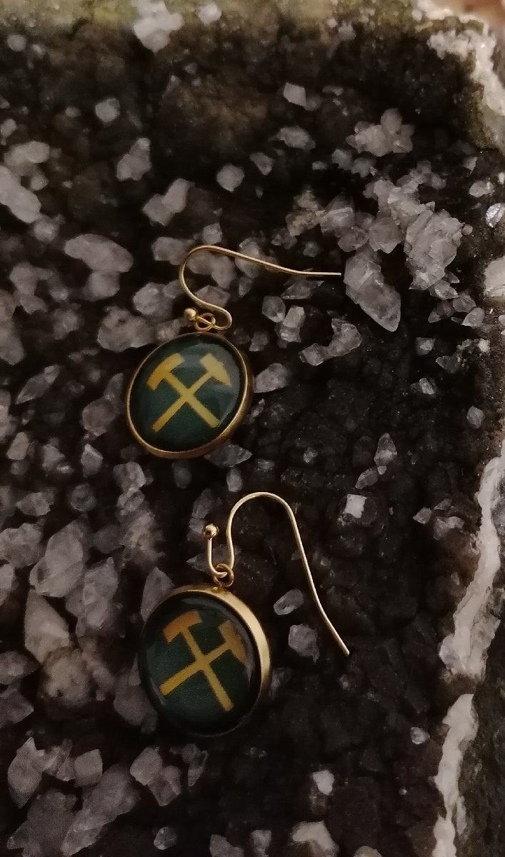 Ohrringe mit Schlägel & Eisen in grün/gold Ohrringe mit Schlägel & Eisen in grün/gold
