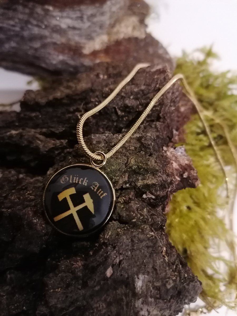 Halskette mit Anhänger Glück auf in schwarz/gold Halskette mit Anhänger Glück auf in schwarz/gold