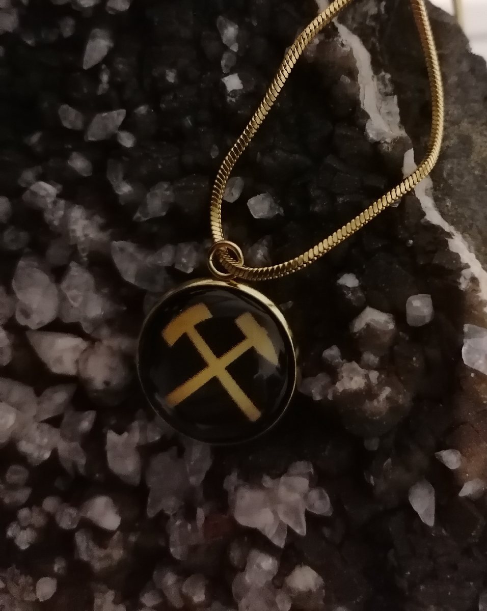 Halskette mit Schlägel & Eisen in schwarz/gold Halskette mit Schlägel & Eisen in schwarz/gold