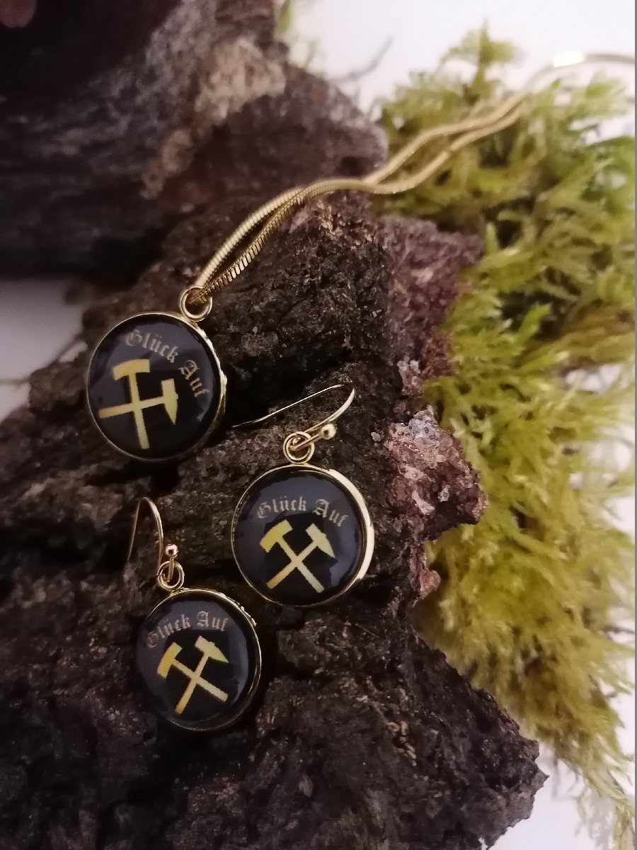 Set bestehend aus Ohrringen und Halskette in schwarz/gold Set bestehend aus Ohrringen und Halskette in schwarz/gold