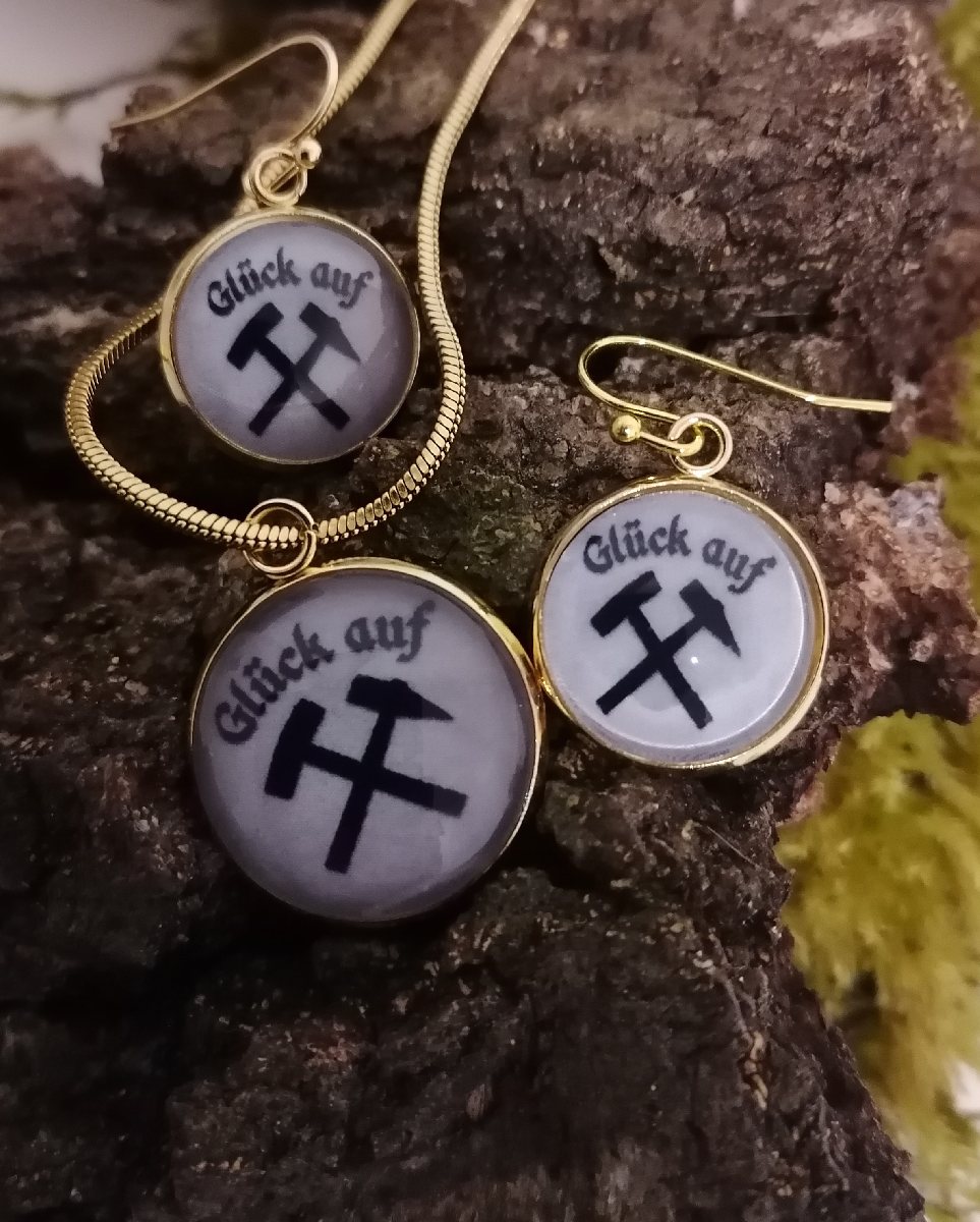 Set bestehend aus Ohrringen und Halskette Glück auf in grau/schwarz Set bestehend aus Ohrringen und Halskette Glück auf in grau/schwarz