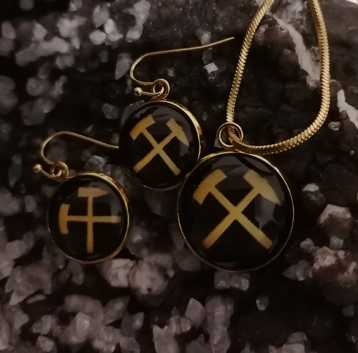 Set bestehend aus Ohrringen und Halskette Schlägel & Eisen in schwarz/gold Set bestehend aus Ohrringen und Halskette Schlägel & Eisen in schwarz/gold