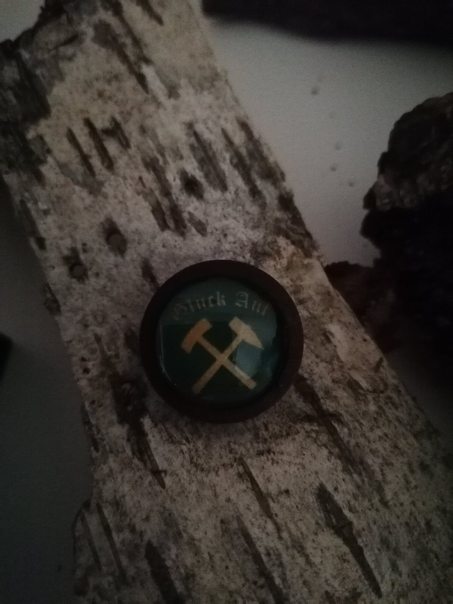 Anstecker aus Holz Glück auf in dunkelbraun Anstecker aus Holz Glück auf in dunkelbraun