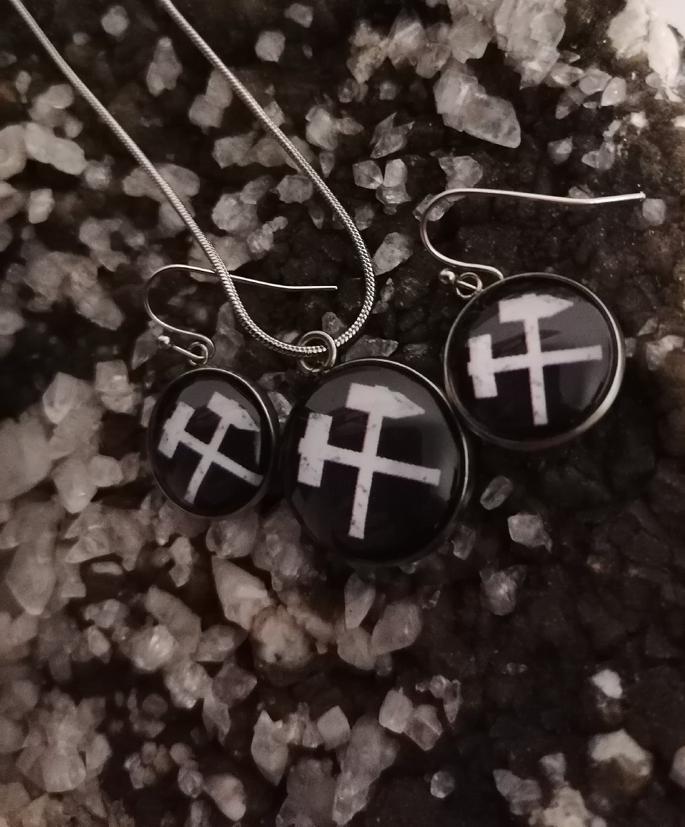 Set bestehend aus Ohrringen mit Halskette Schlägel & Eisen in schwarz/weiß Set bestehend aus Ohrringen mit Halskette Schlägel & Eisen in schwarz/weiß