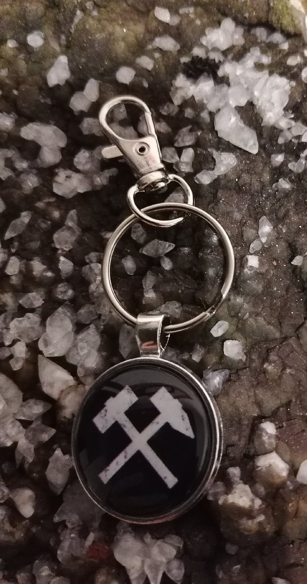 Schlüsselanhänger mit Schlägel & Eisen in schwarz/weiß Schlüsselanhänger mit Schlägel & Eisen in schwarz/weiß