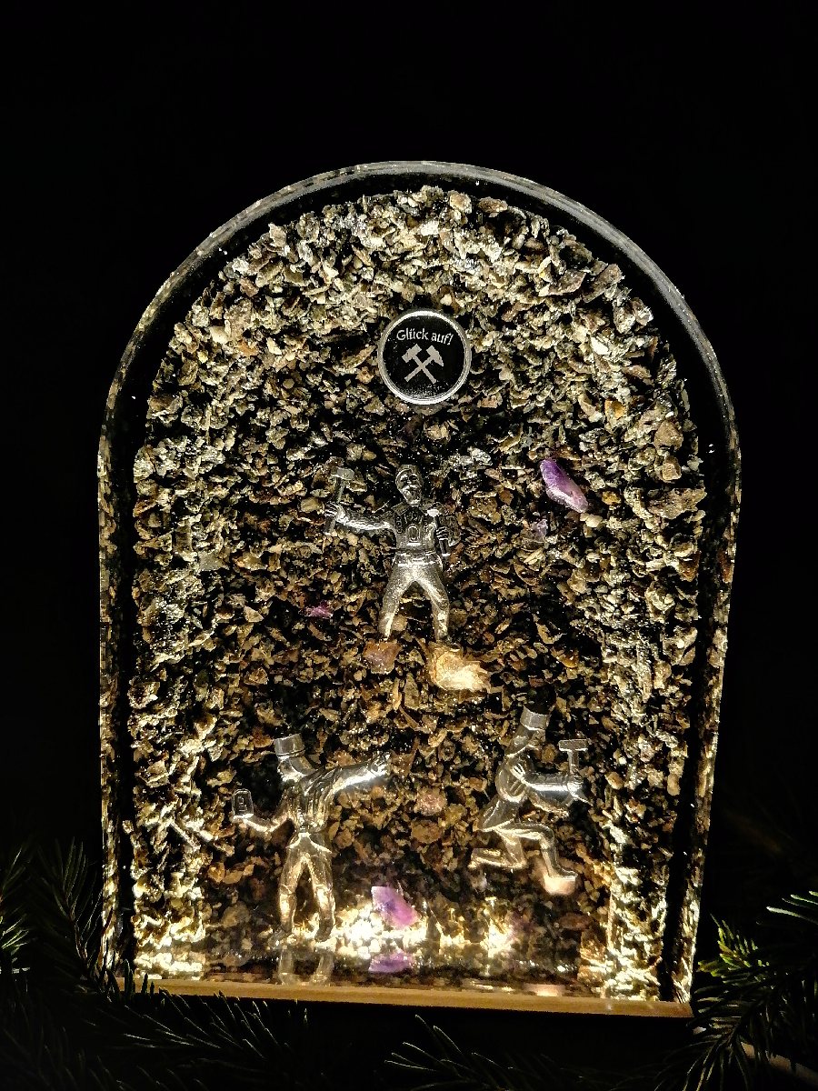 beleuchtetes Bergwerk aus Epoxidharz mit 3 Zinnfiguren beleuchtetes Bergwerk aus Epoxidharz mit 3 Zinnfiguren