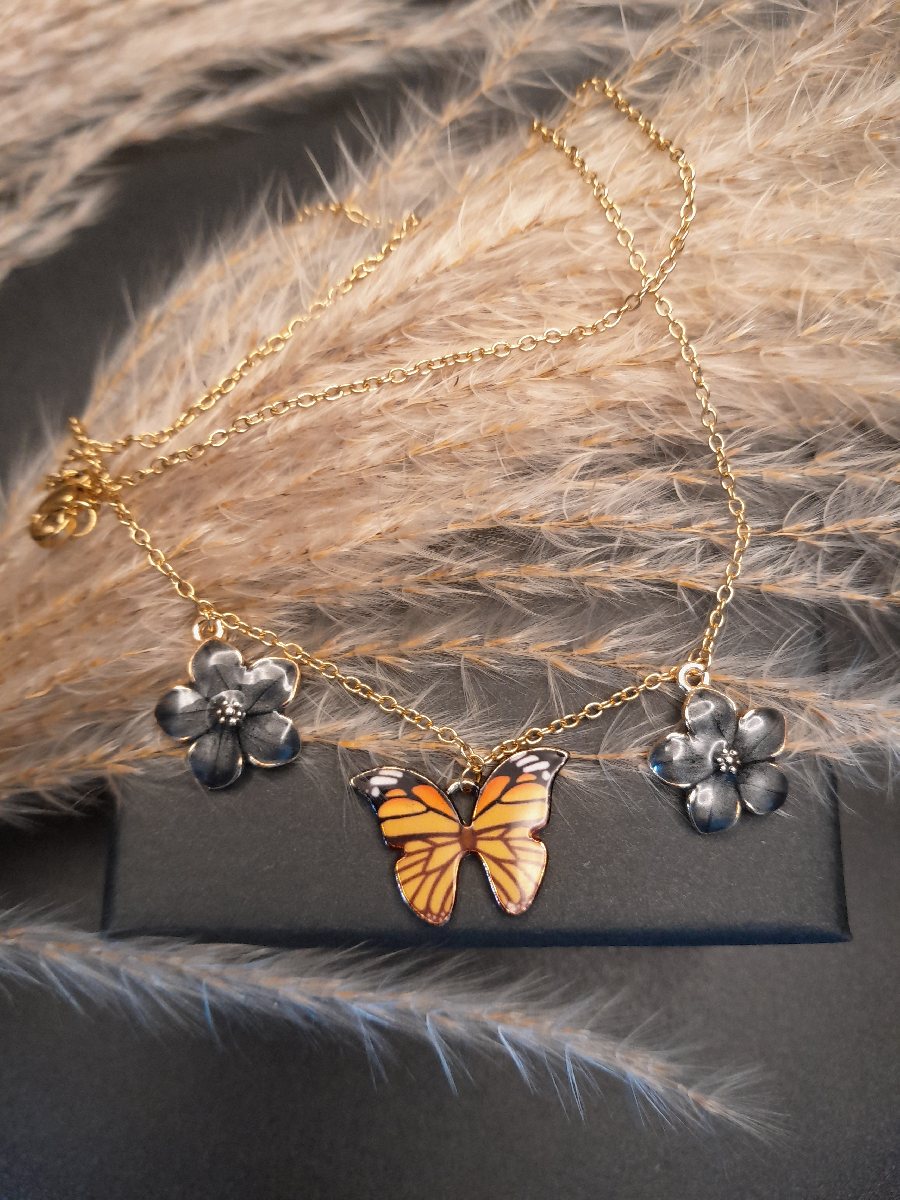 Halskette mit Schmetterling und filigranen Blüten Halskette mit Schmetterling und filigranen Blüten