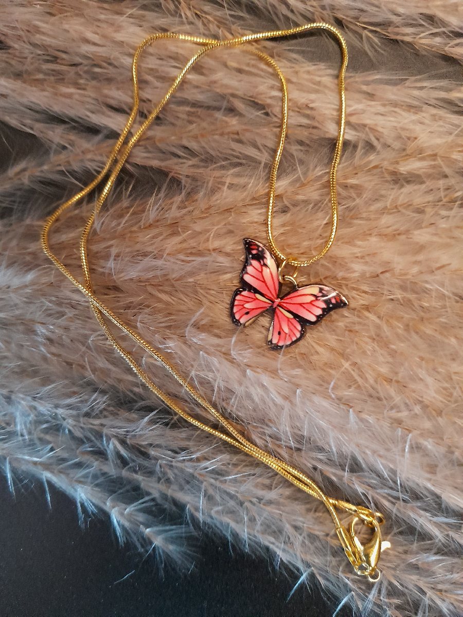 Halskette mit rosa Schmetterling Halskette mit rosa Schmetterling