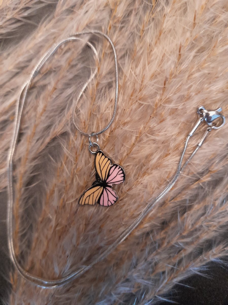 Halskette mit filigranem Schmetterling Halskette mit filigranem Schmetterling