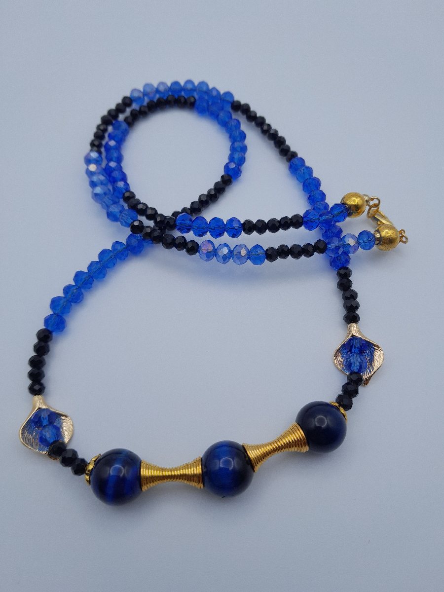 Halskette mit Tigerauge-Perlen, Blau-Schwarz gefärbt Halskette mit Tigerauge-Perlen, Blau-Schwarz gefärbt