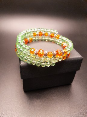 Armband dreireihig mit facettierten Glasperlen in Frühlingsgrün Armband dreireihig mit facettierten Glasperlen in Frühlingsgrün