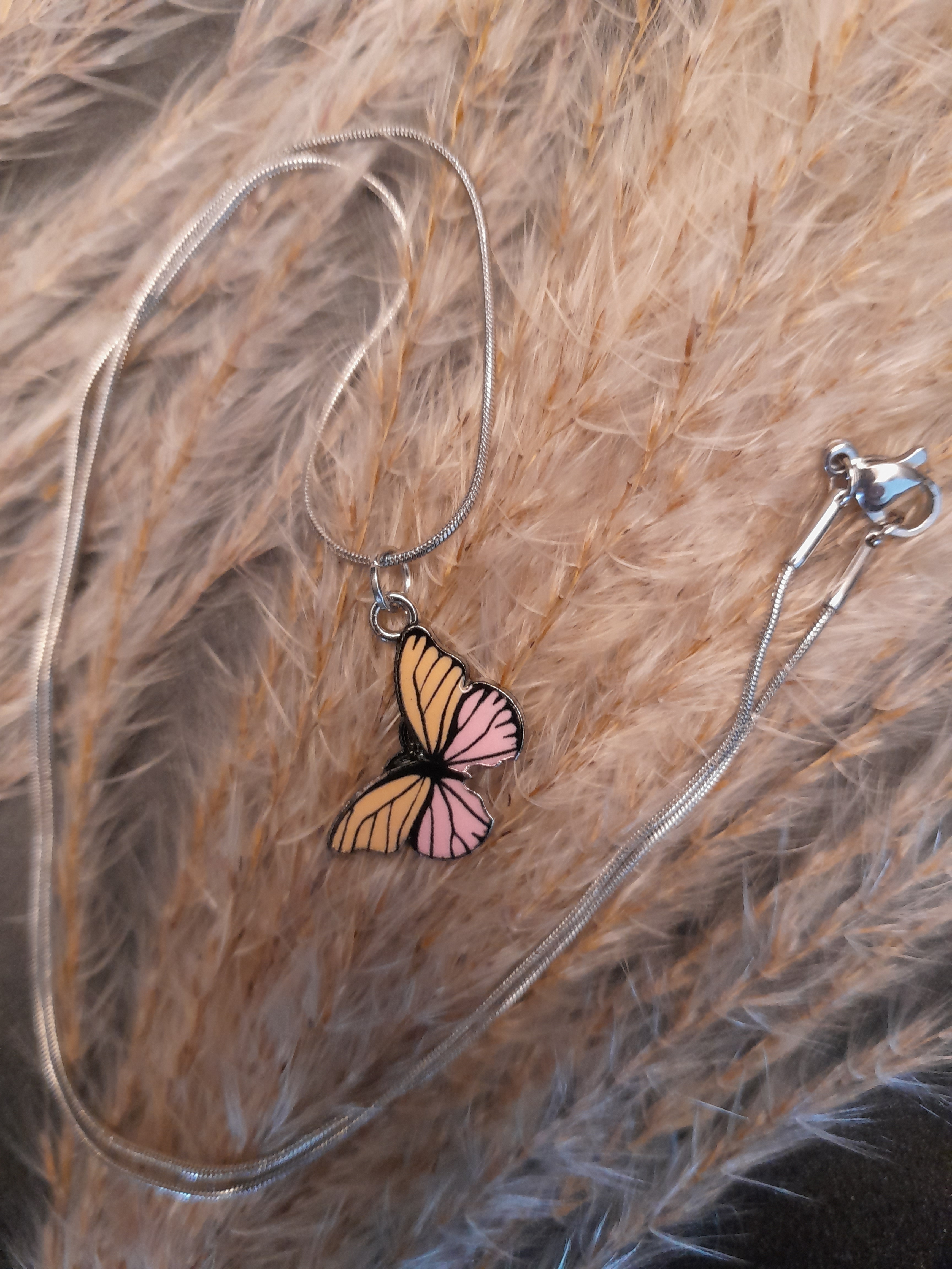 Halskette mit filigranem Schmetterling Halskette mit filigranem Schmetterling