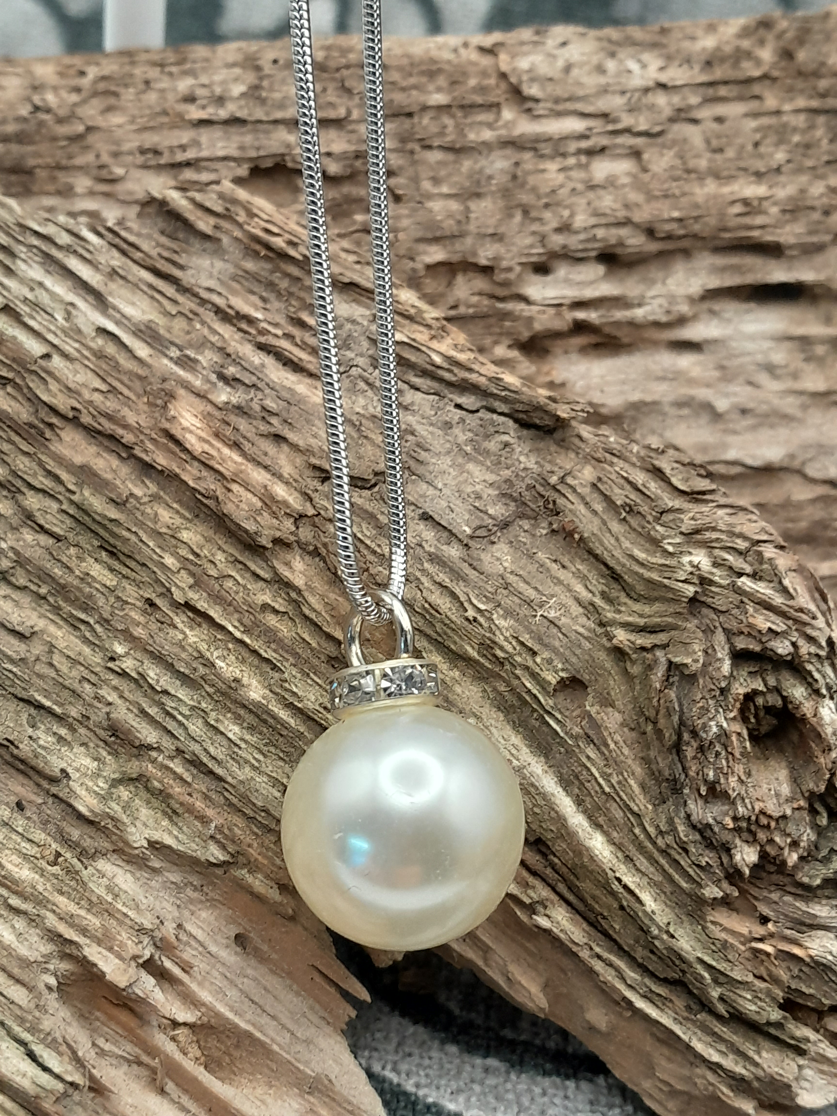 Halskette mit Perle Halskette mit Perle