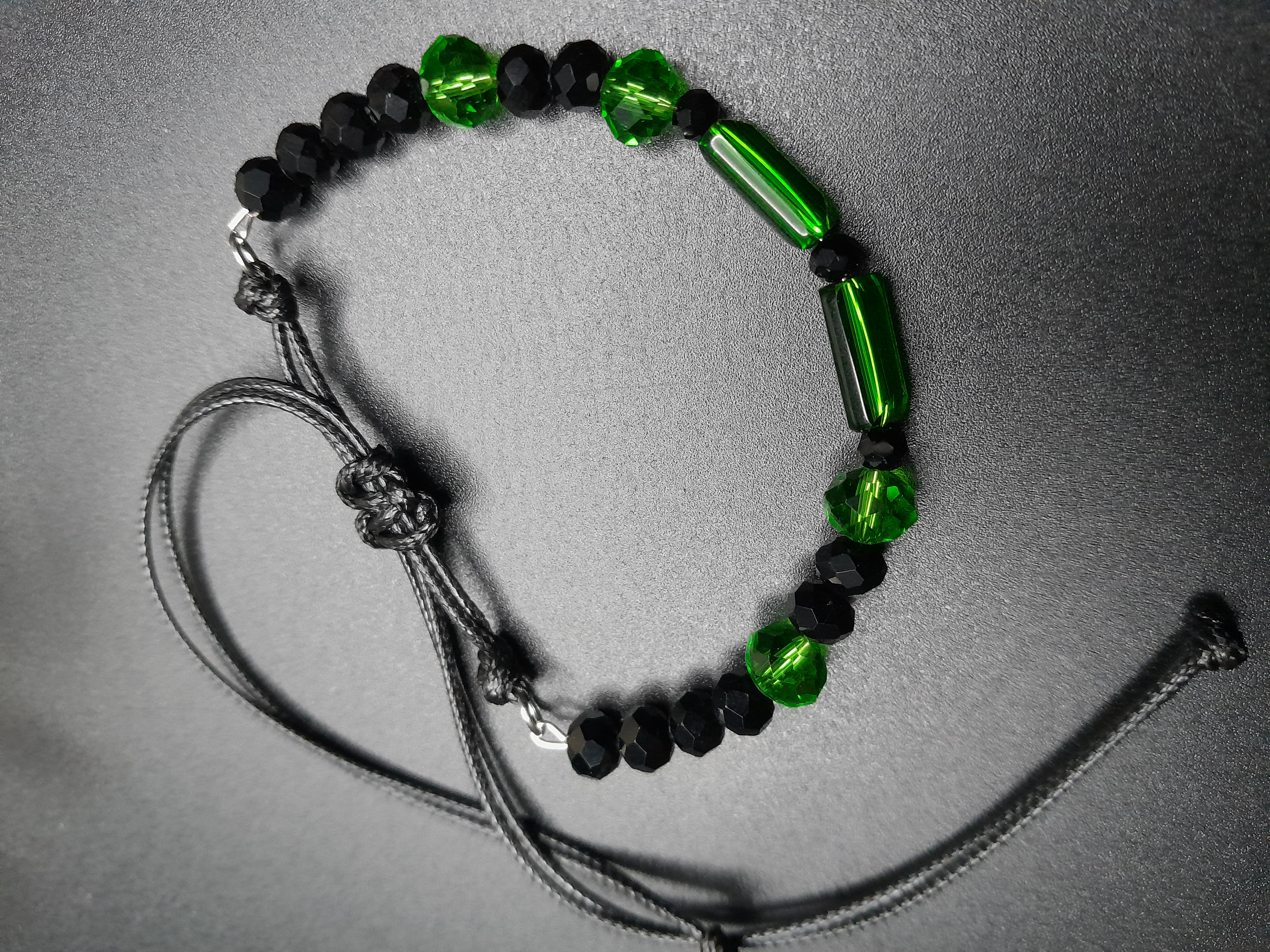 synthetisches Armband mit facettierten Glasperlen und Glassteinen synthetisches Armband mit facettierten Glasperlen und Glassteinen
