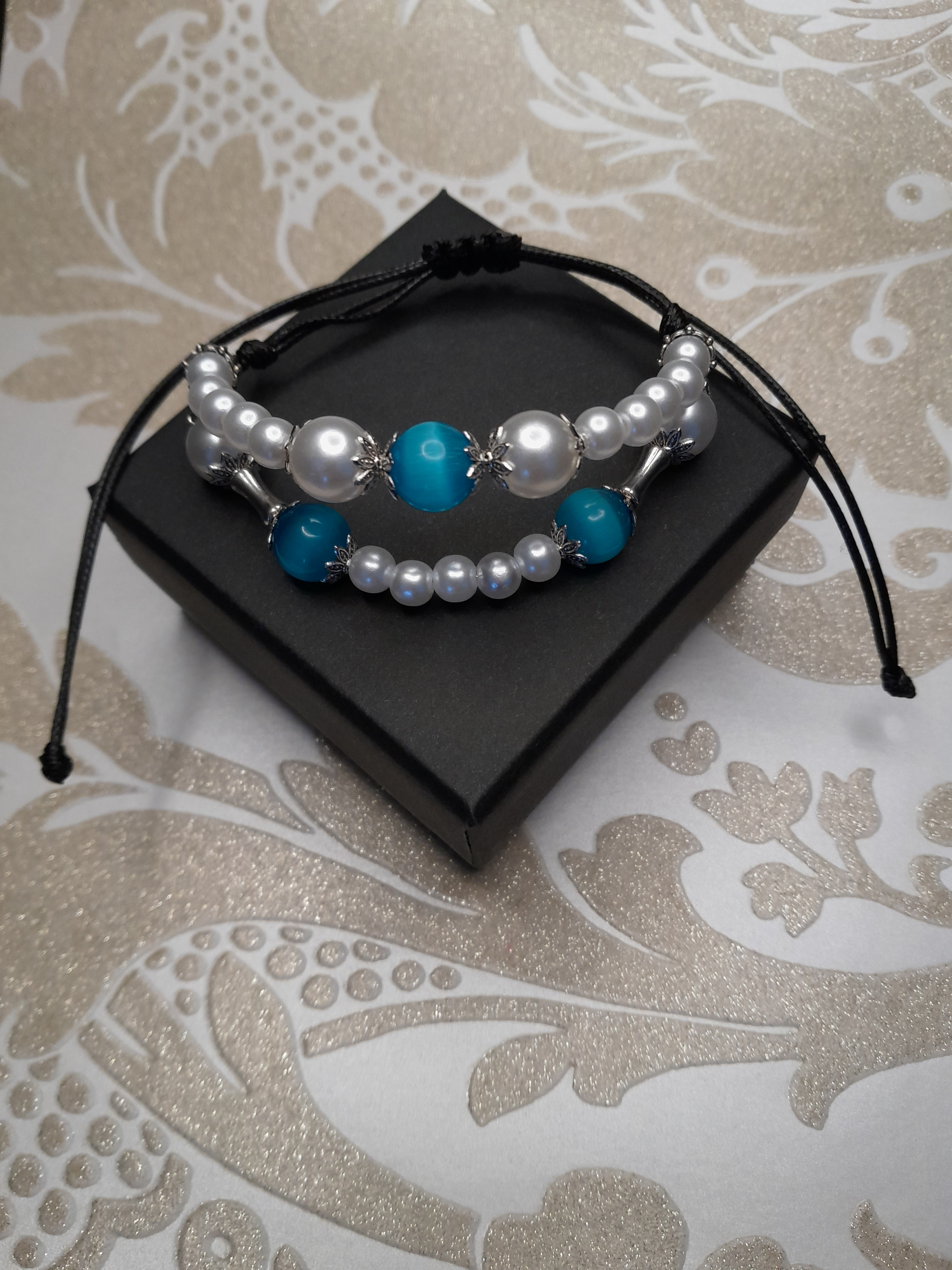 Armband zweireihig in Weiß und Hellblau Armband zweireihig in Weiß und Hellblau