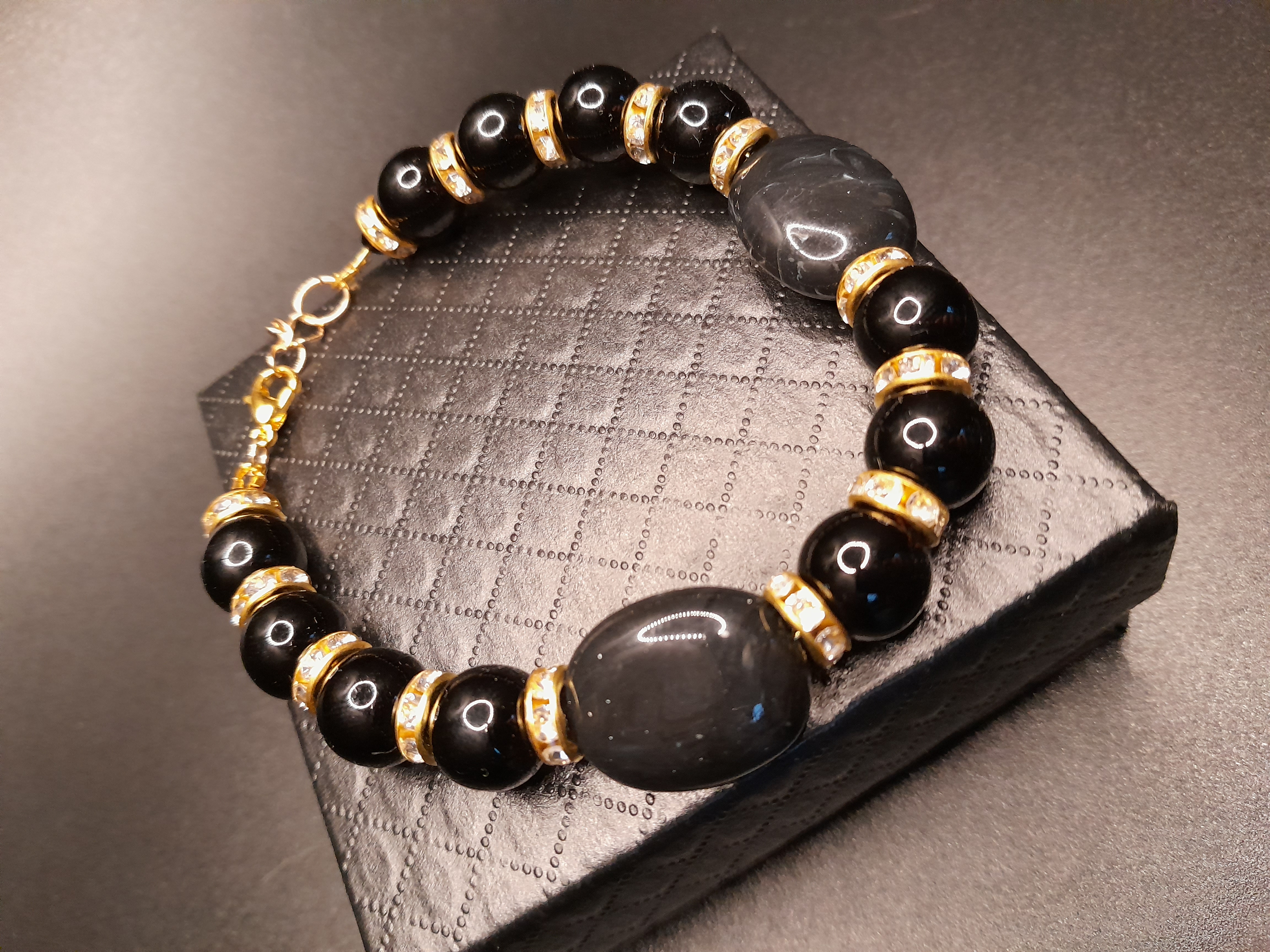 Armband in Schwarz und Gold Armband in Schwarz und Gold