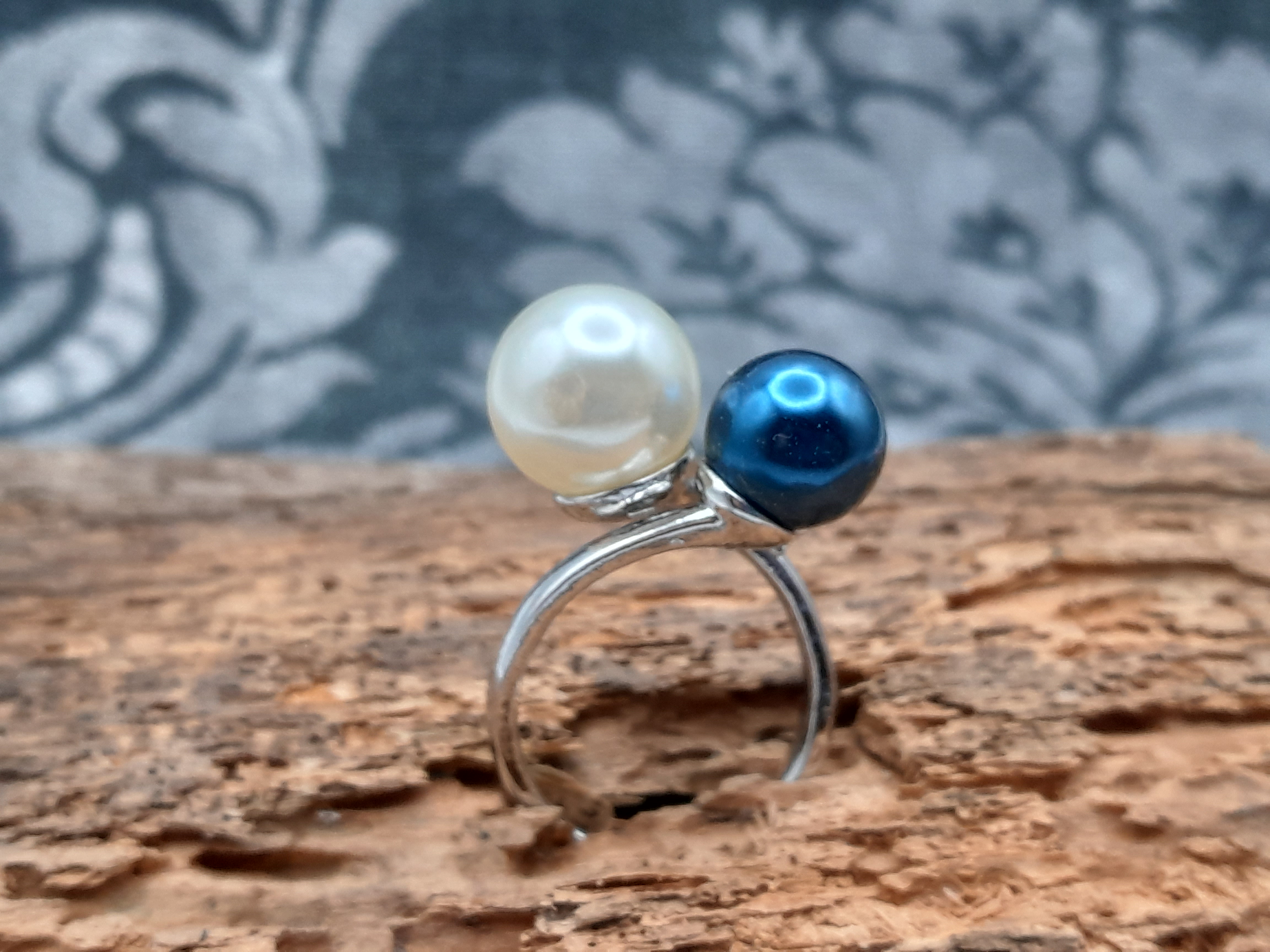 wunderschöner Ring mit zwei Perlen in Ivory und Dunkelblau wunderschöner Ring mit zwei Perlen in Ivory und Dunkelblau