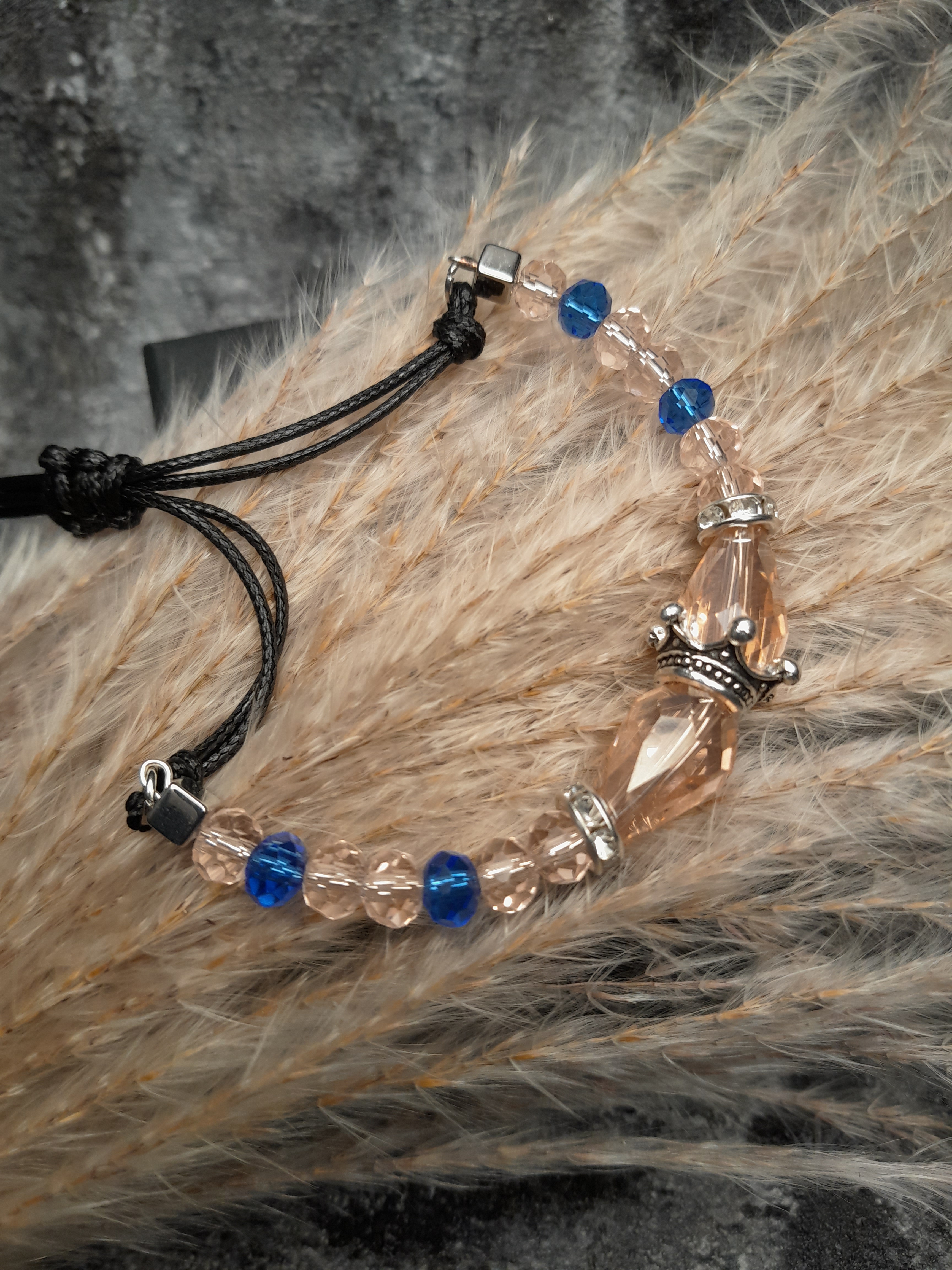 synthetisches Armband mit facettierten Glastropfen und kleiner Krone synthetisches Armband mit facettierten Glastropfen und kleiner Krone