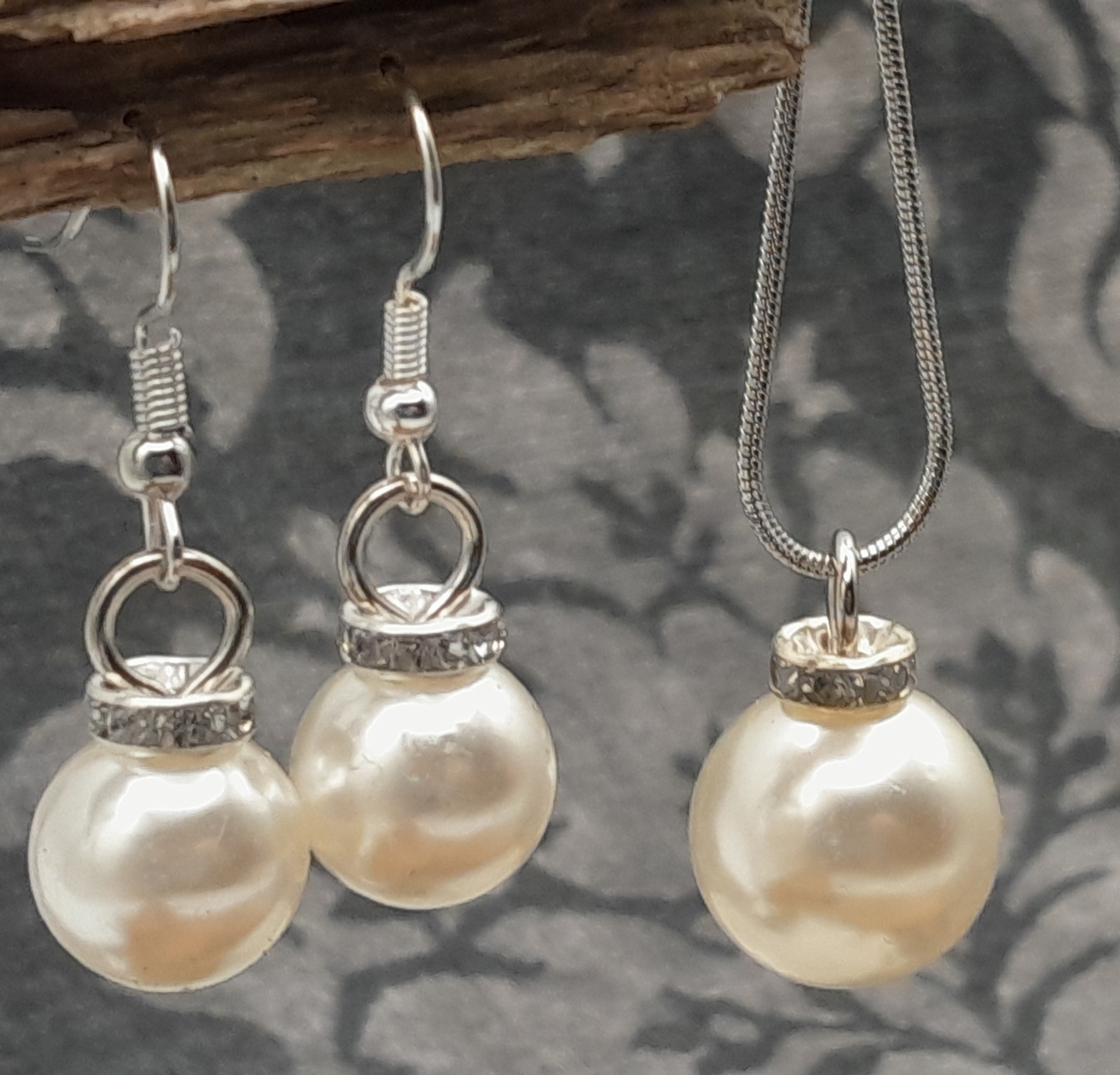 Perlenohrringe und Halskette mit Perle Perlenohrringe und Halskette mit Perle