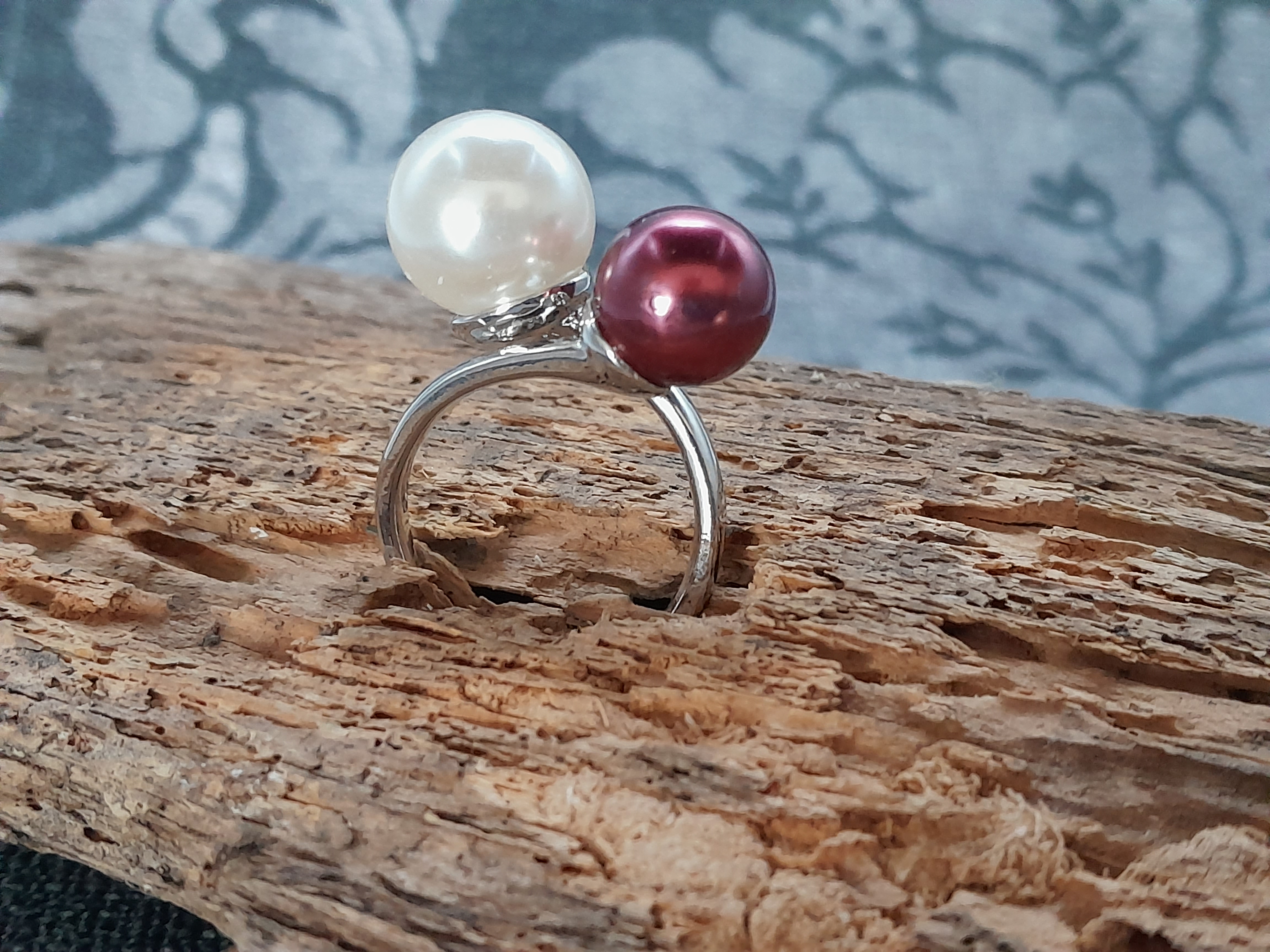 wunderschöner Ring mit zwei Perlen in Ivory und Dunkelrot wunderschöner Ring mit zwei Perlen in Ivory und Dunkelrot