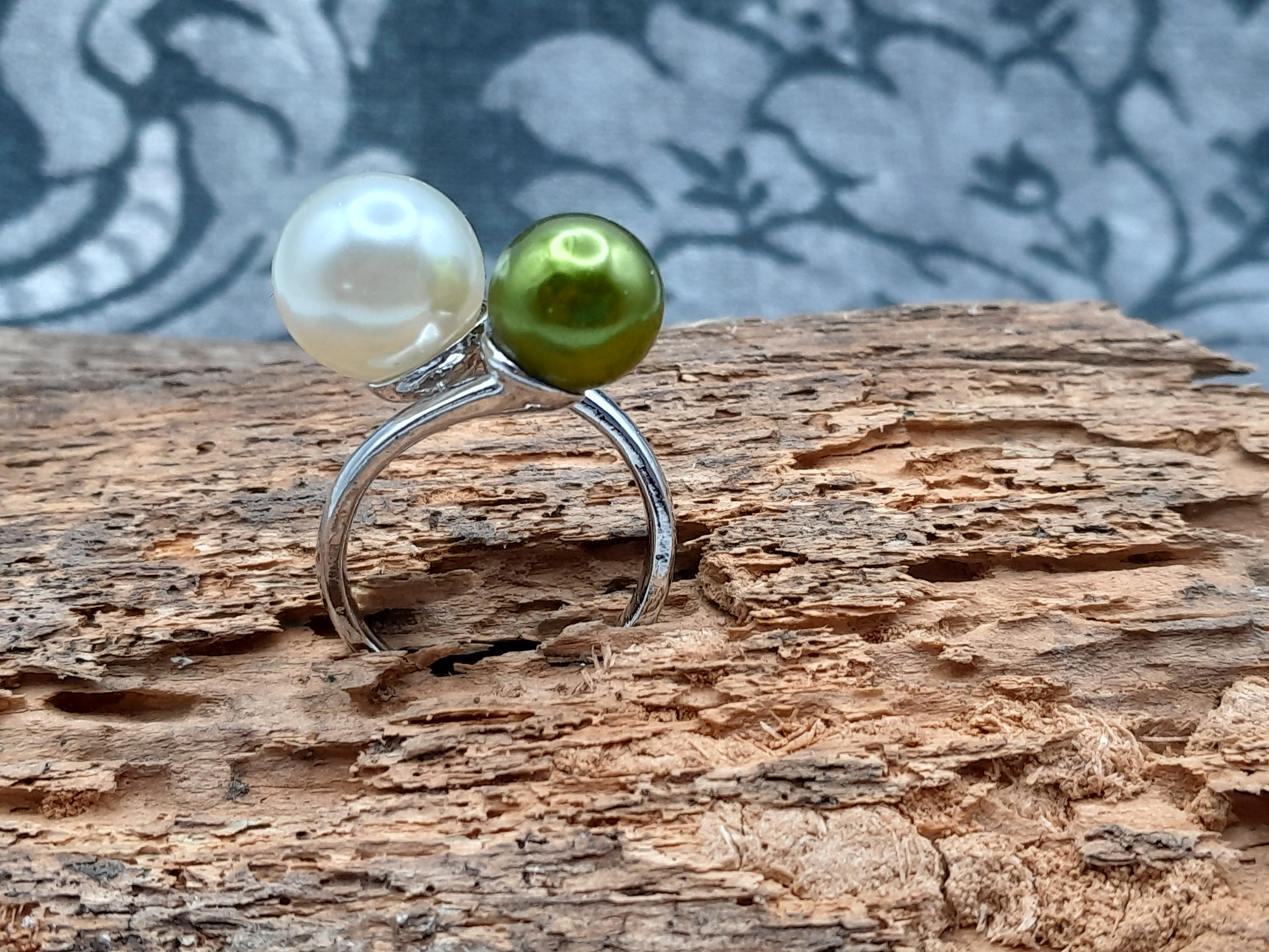 wunderschöner Ring mit zwei Perlen in Ivory und Grün wunderschöner Ring mit zwei Perlen in Ivory und Grün